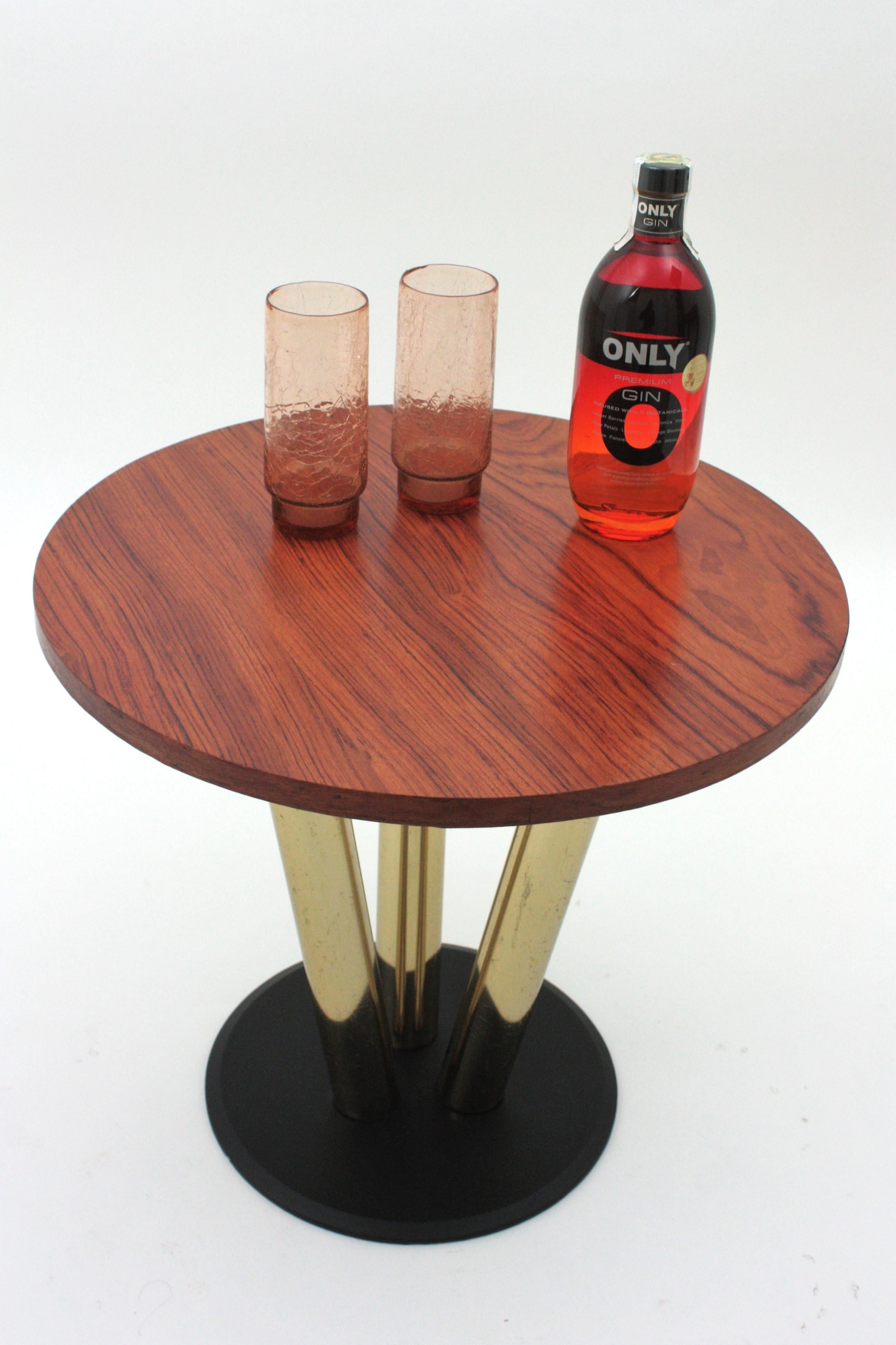 Table basse ronde avec plateau en Wood, base en métal noir et laiton, années 1950 en vente 5