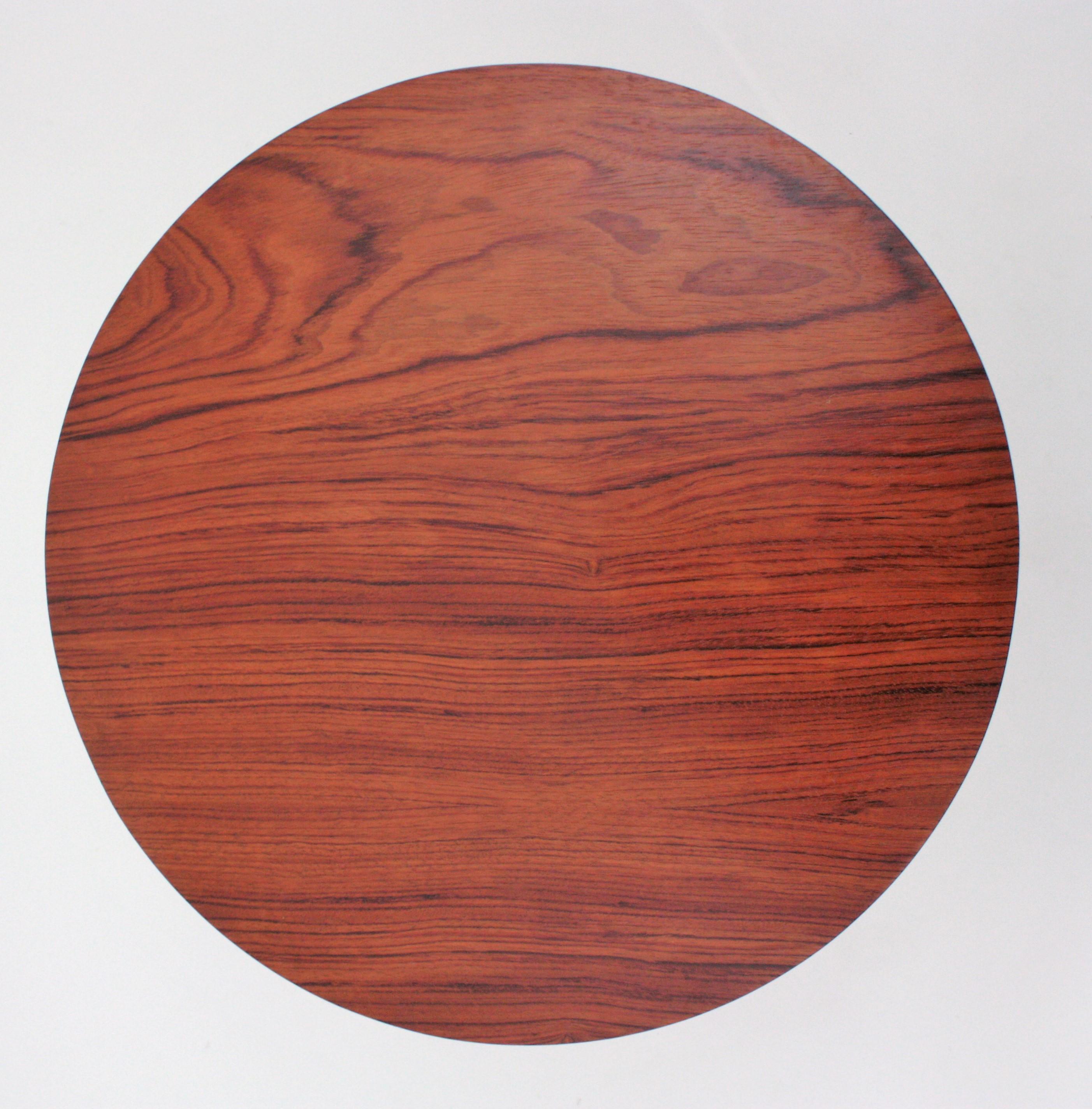 Table basse ronde avec plateau en Wood, base en métal noir et laiton, années 1950 en vente 6