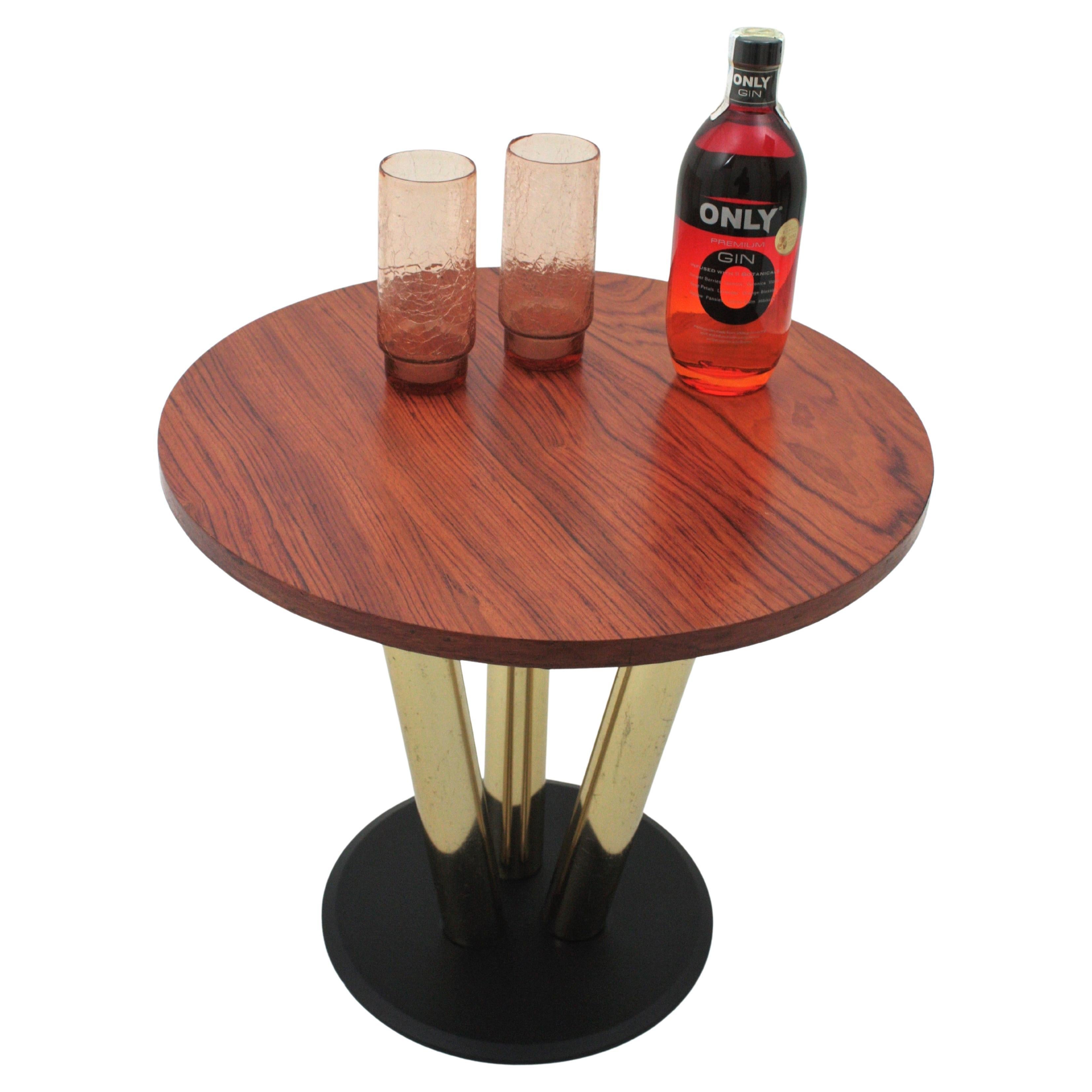 Table d'appoint en fer laqué noir et laiton avec plateau en bois de noyer de Niza Disco à Barcelone, Espagne, années 1950. 
Magnifique table d'appoint / table à cocktails ronde en laiton, laque noire et bois de style moderniste du milieu du