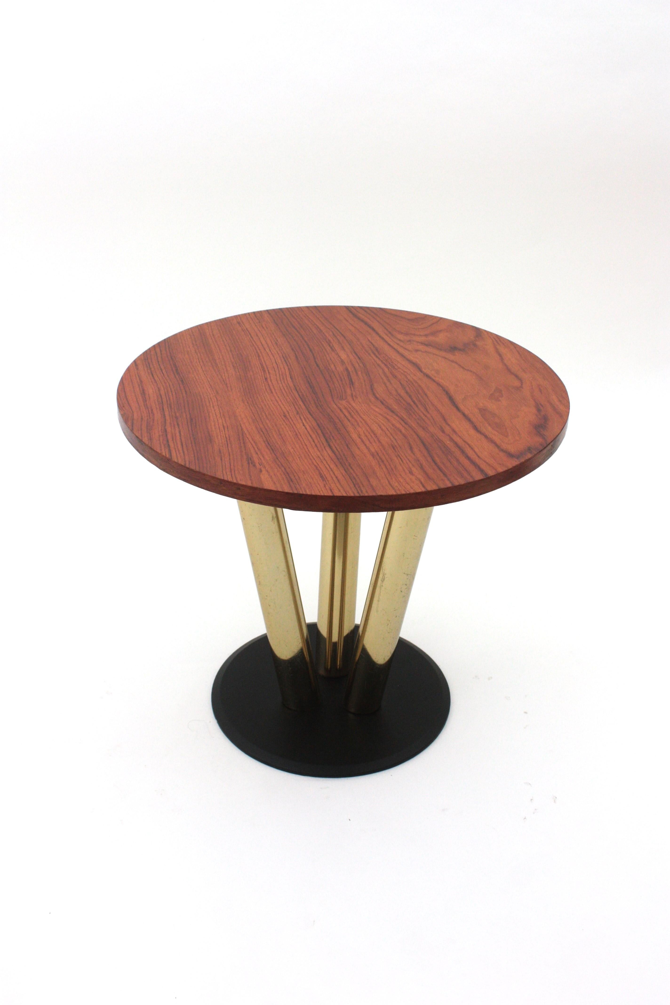 Mid-Century Modern Table basse ronde avec plateau en Wood, base en métal noir et laiton, années 1950 en vente