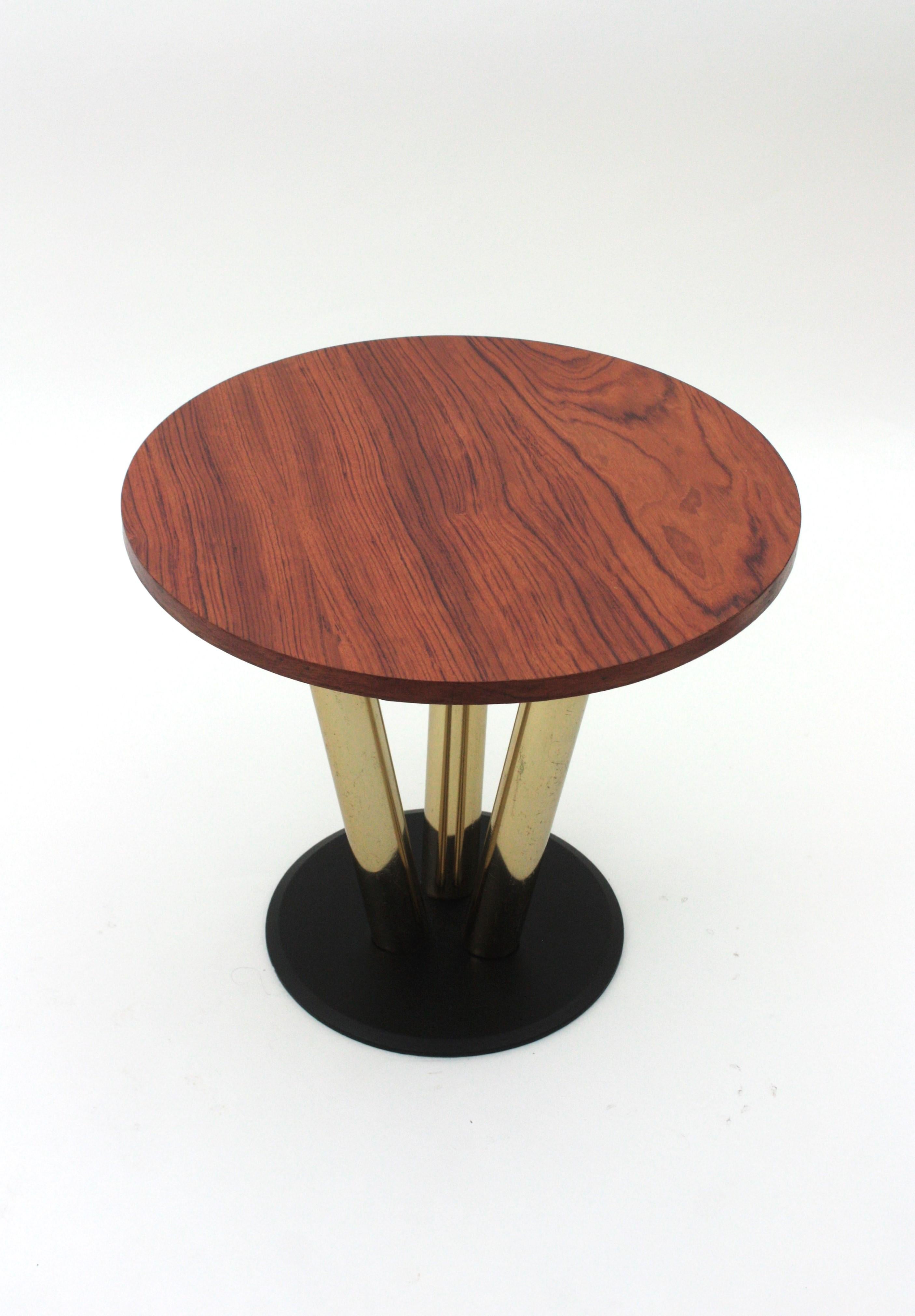 Laqué Table basse ronde avec plateau en Wood, base en métal noir et laiton, années 1950 en vente