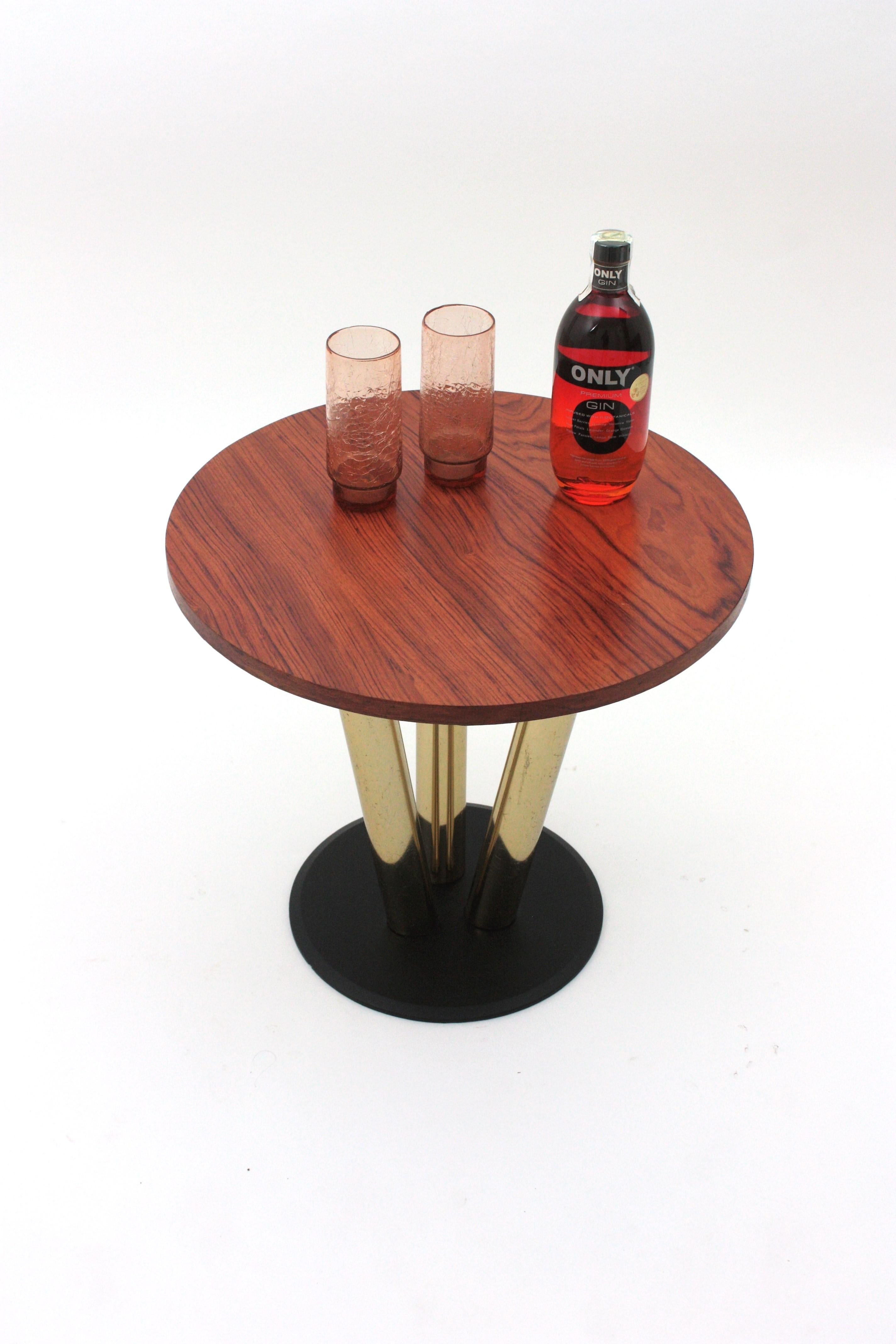 Table basse ronde avec plateau en Wood, base en métal noir et laiton, années 1950 Bon état - En vente à Barcelona, ES