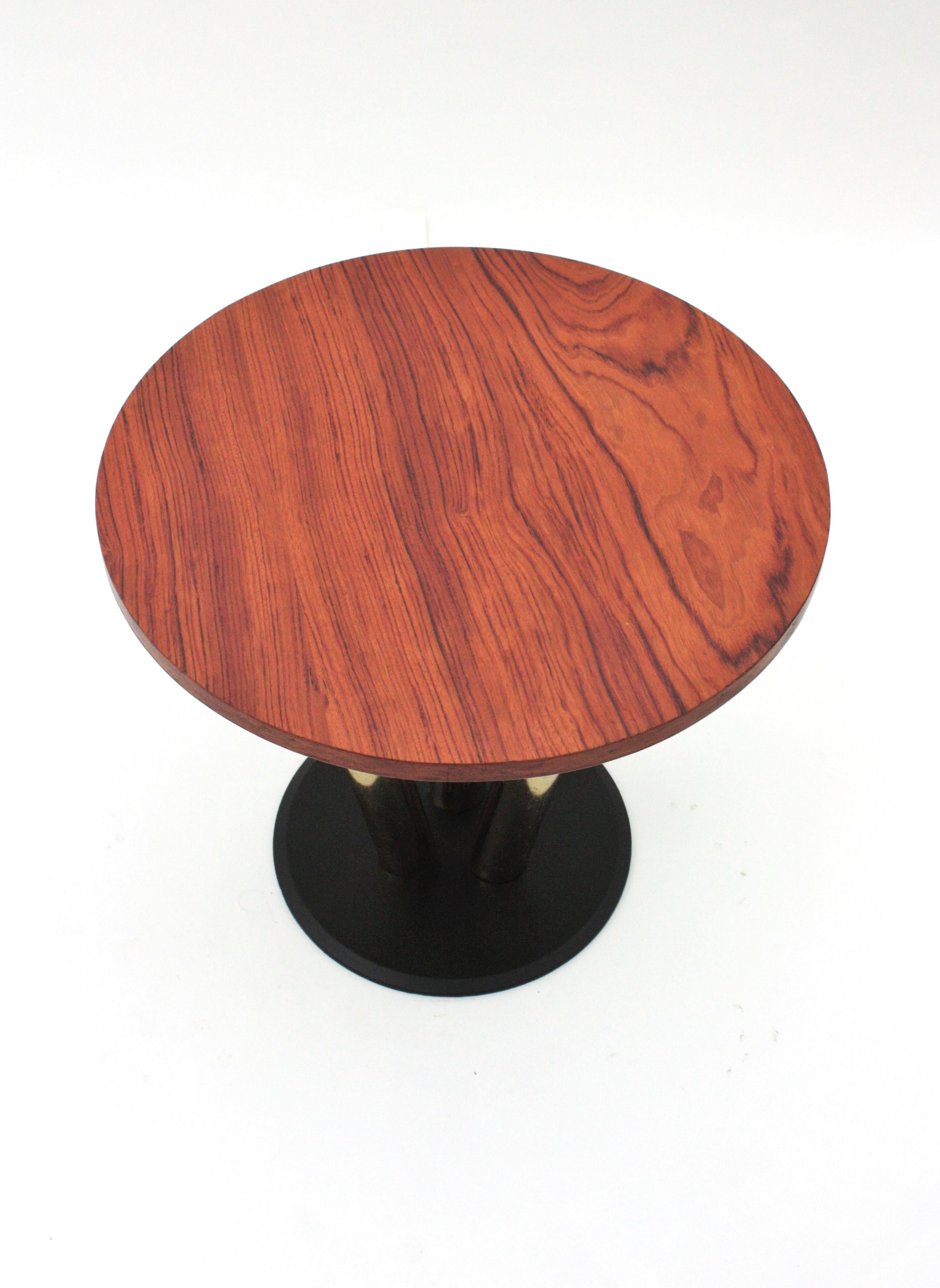 20ième siècle Table basse ronde avec plateau en Wood, base en métal noir et laiton, années 1950 en vente