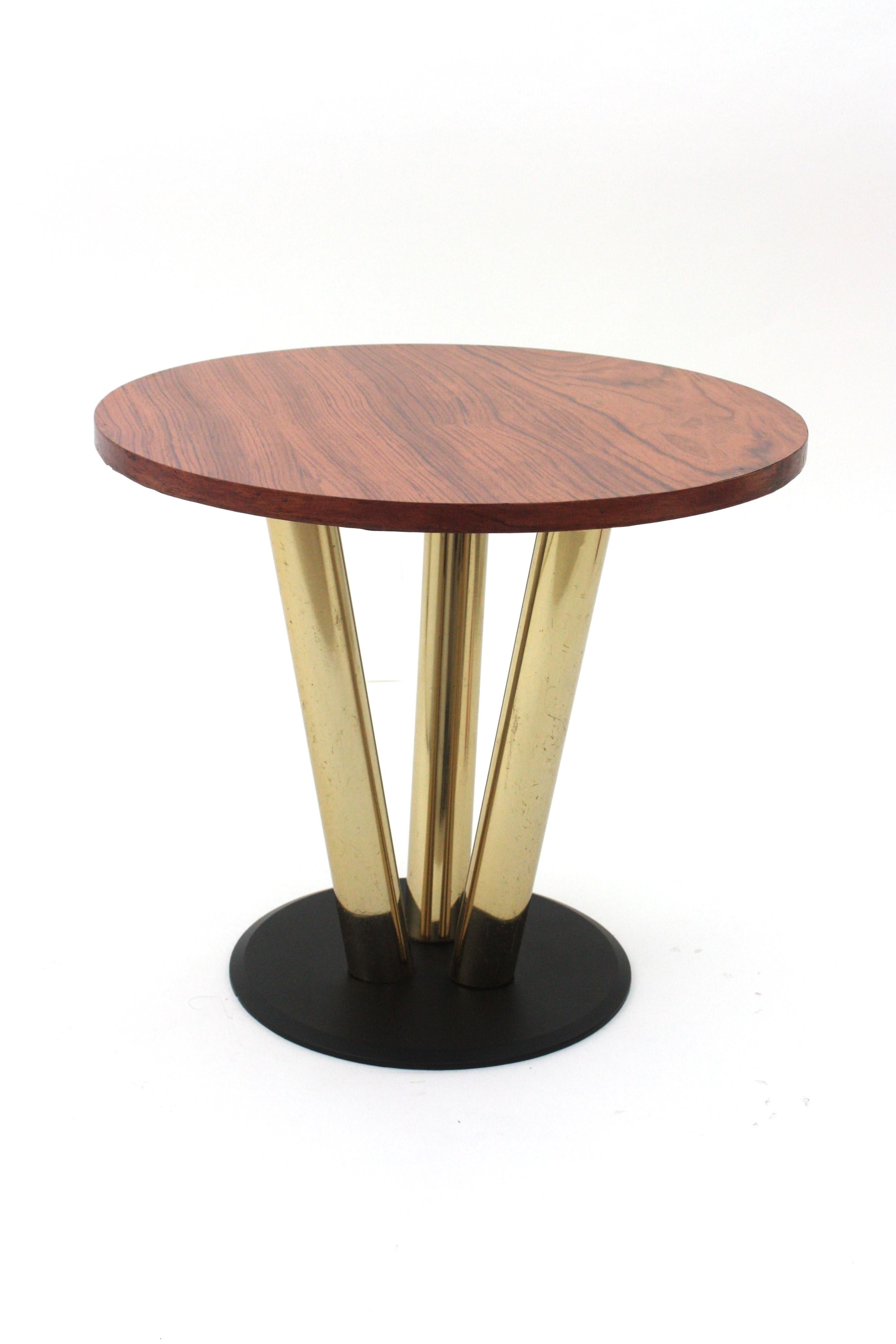 Laiton Table basse ronde avec plateau en Wood, base en métal noir et laiton, années 1950 en vente