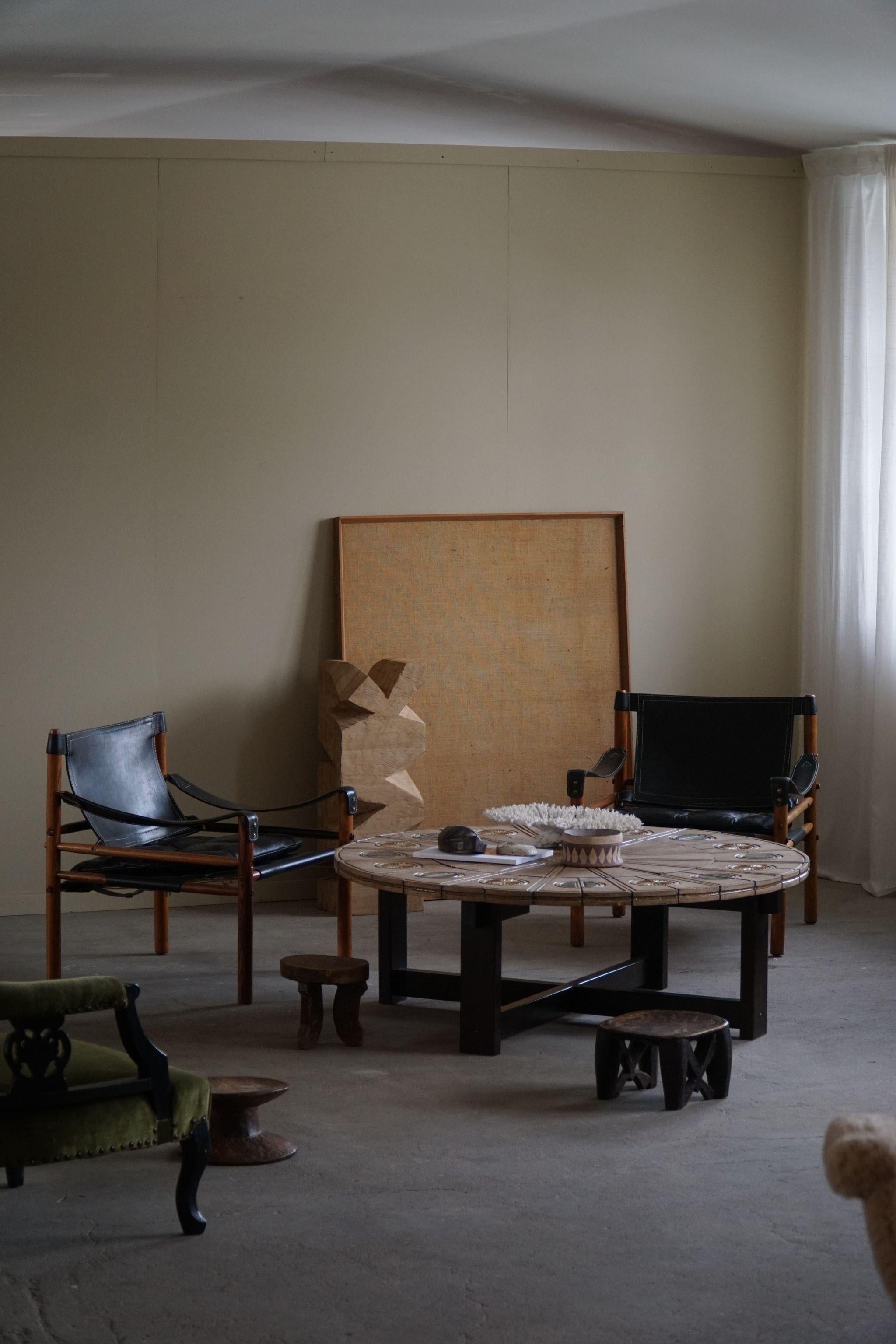 Une table basse / table de canapé ronde de qualité en bois massif avec des carreaux de céramique faits à la main. Conçu par Design/One pour Trioh en 1978, Danemark. Signé ici par.

Cette jolie table s'harmonise avec de nombreux styles d'intérieur.