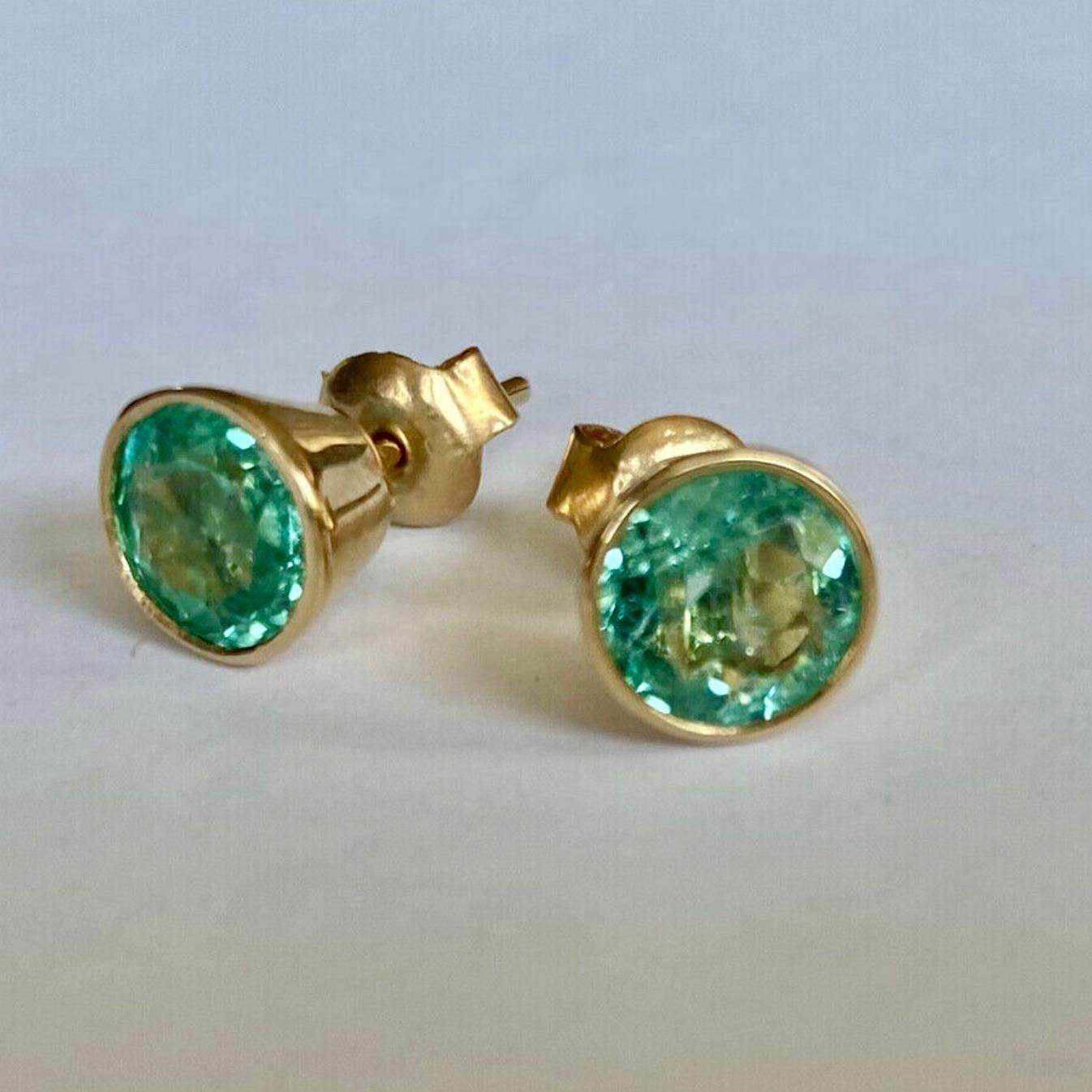 
Stylish and Classic Colombian Emerald Stud Earrings Round Cut Total Weight 2.00 Carats. Natural Colombian Medium Green  Color, VS in Clarity!
Made of Solid 18K Yellow Gold 2.0g, Push Backs
Bezel Set
Condition: New
