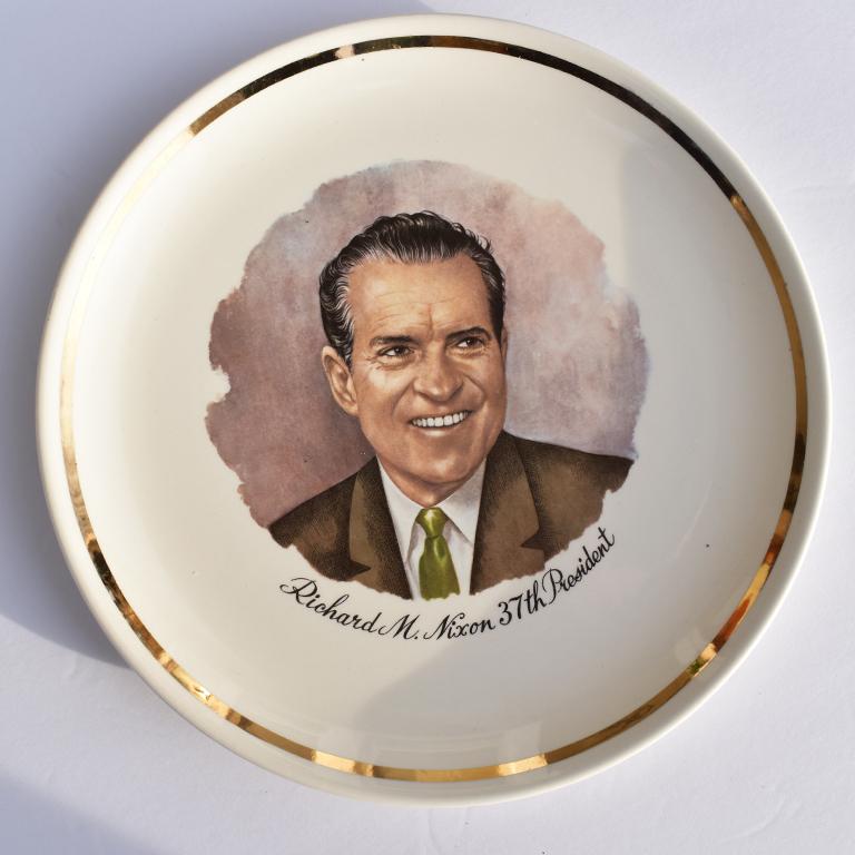 Richard Nixon UNSIGNED photo K9440-37th President of the United States 