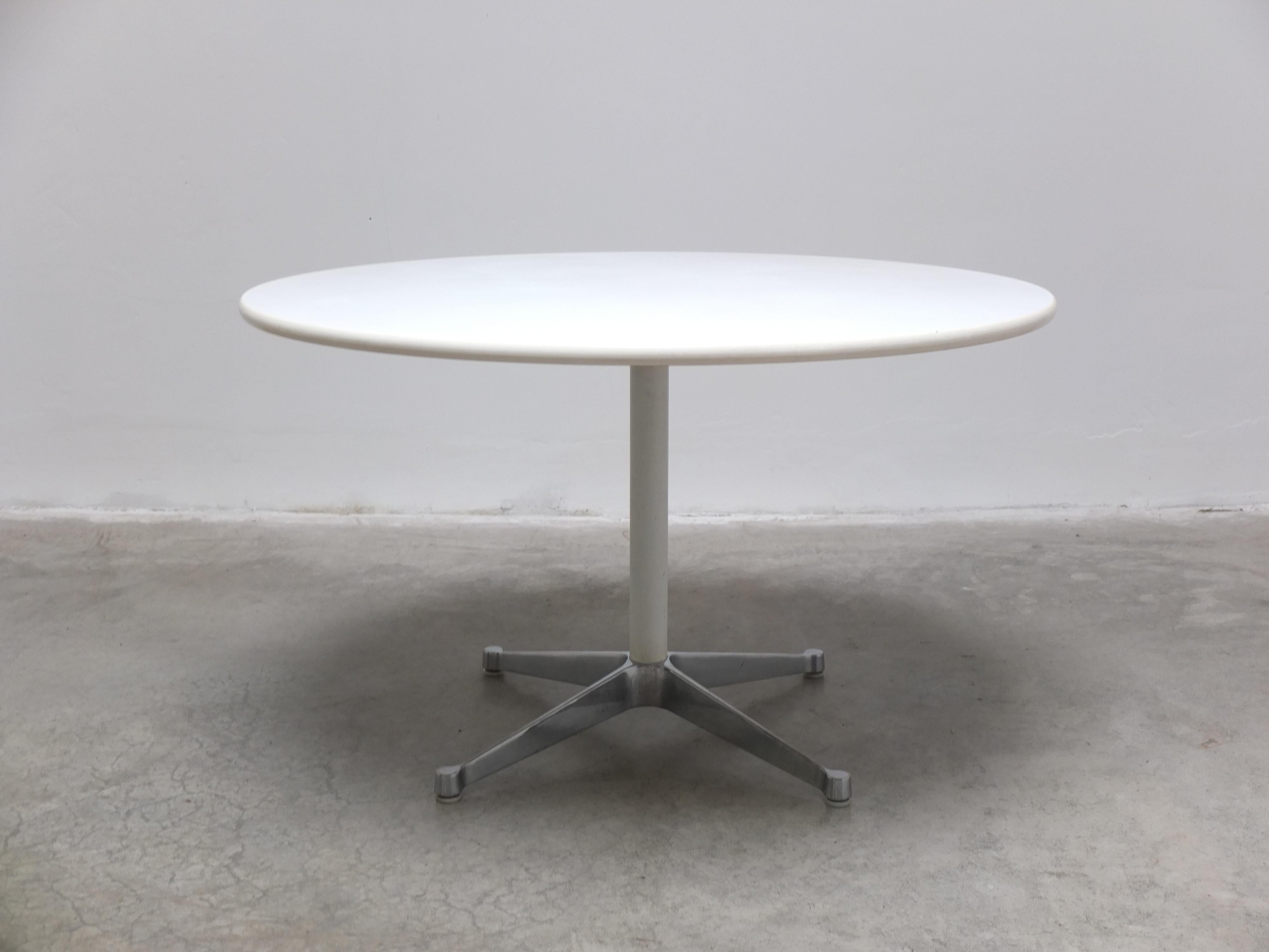 Belle table ronde de salle à manger ou de conférence conçue par George Nelson pour Herman Miller vers 1960. Il est doté d'un plateau et d'une tige blancs combinés à une base chromée en forme d'étoile. Cette table est très similaire aux tables de
