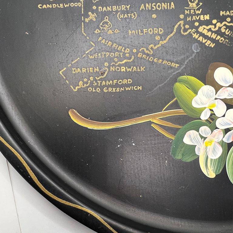 Bandeja redonda para servir de estaño laurel de Connecticut en negro y crema siglo XX en venta