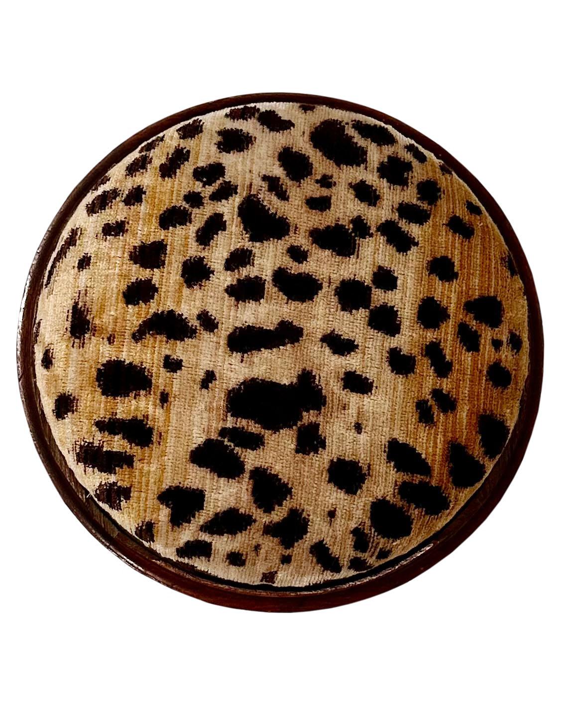 Ein schöner, runder, geschnitzter Holzhocker aus dem 19. Jahrhundert, der mit sehr altem Scalamandré-Gepardenseidensamtstoff gepolstert ist. Die Beine sind ein schweres Porzellan sehr schön detailliert mit Intarsien. 