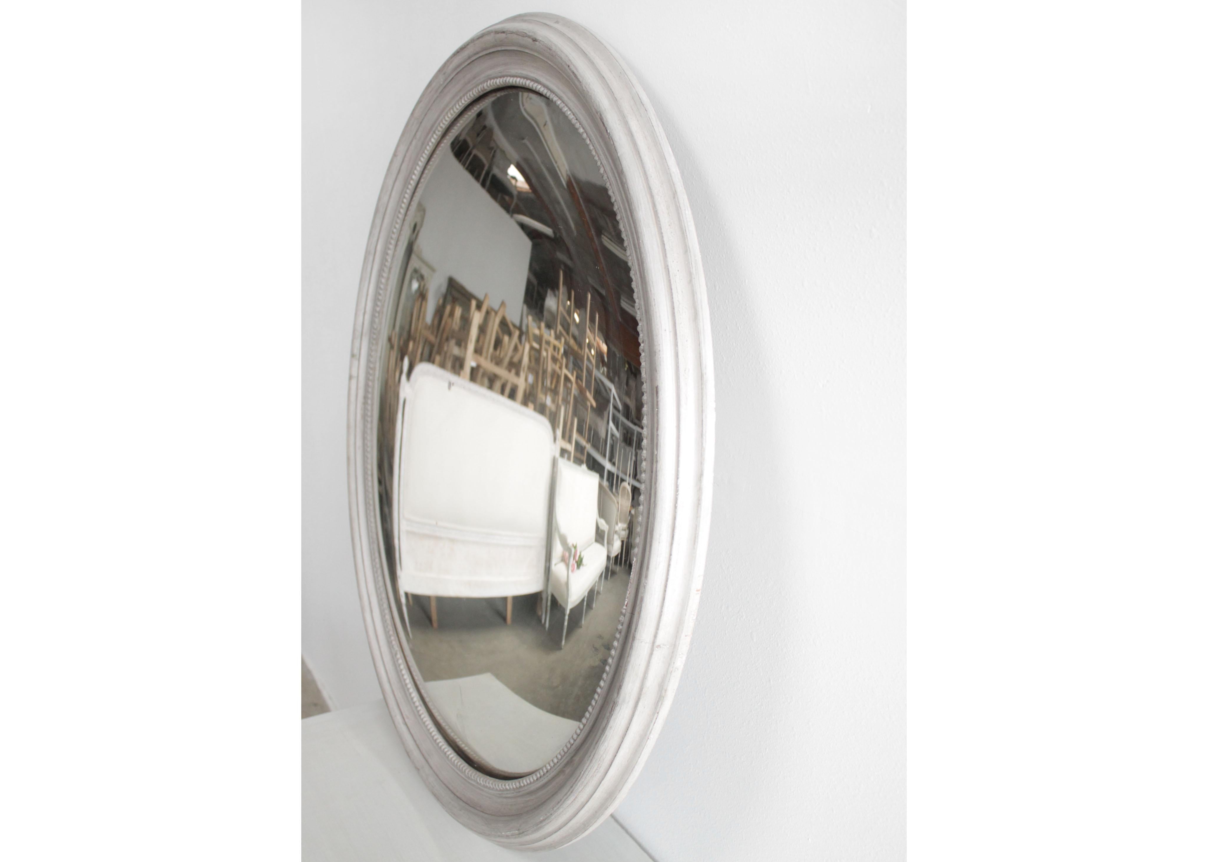 Round convex painted mirror
Painted in a gustavian gray finish, with beaded carvings.
Size: 39