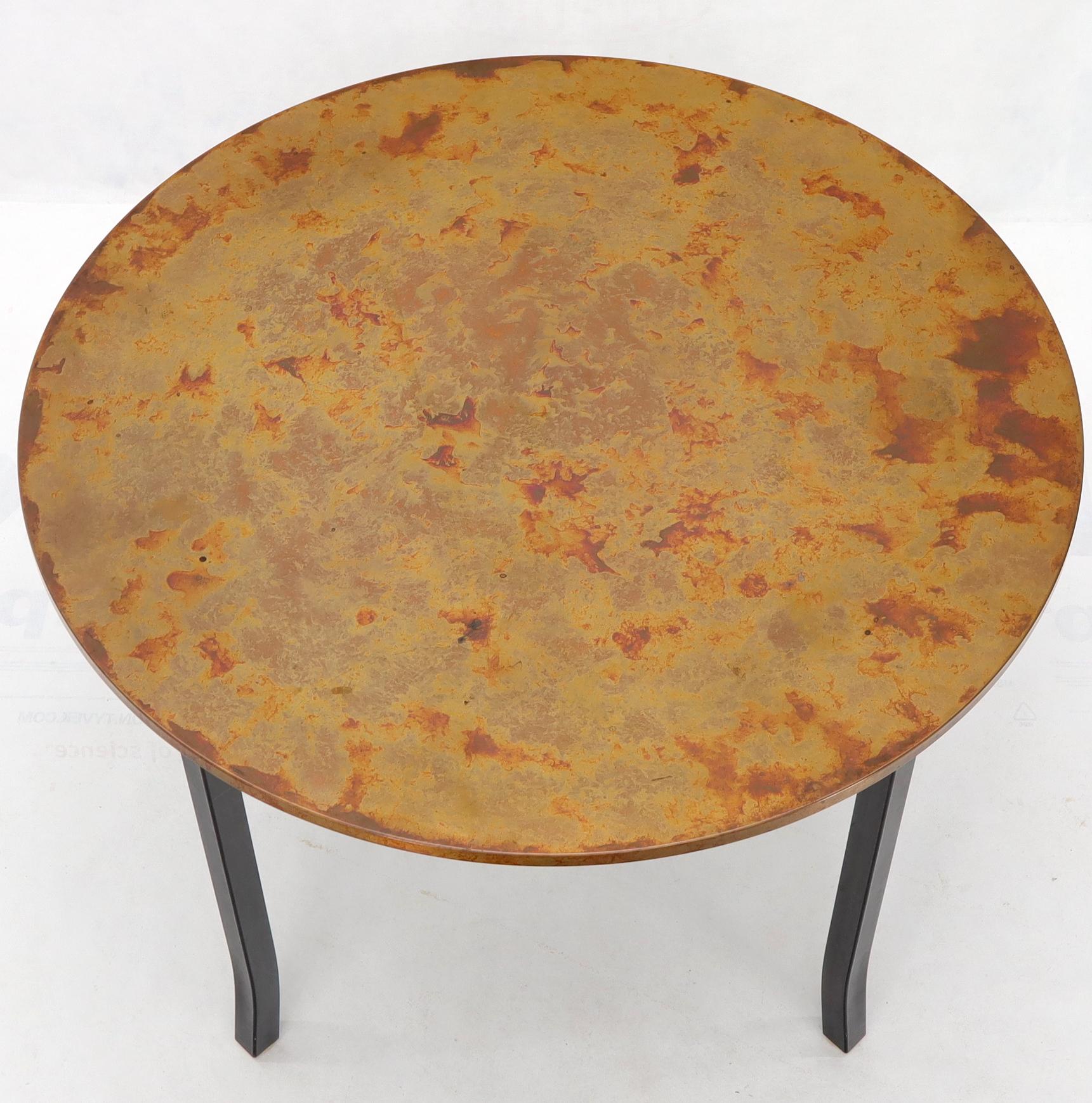 Mid-Century moderno Tavolo da pranzo rotondo con piano in rame e base in metallo nero in vendita
