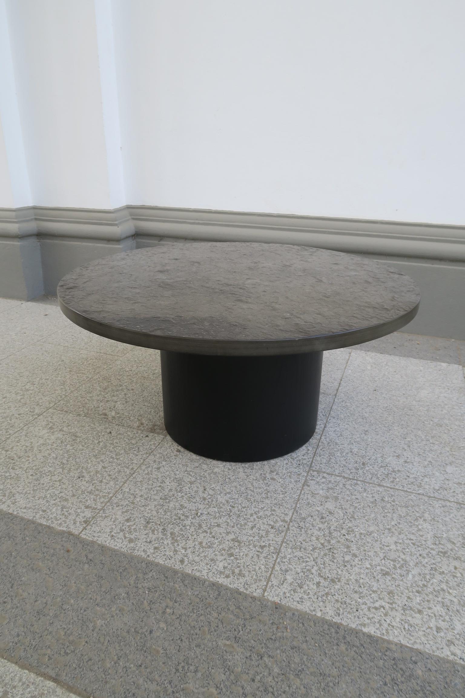 round couch table with black slade plate by draenert studios In Good Condition For Sale In Kiel, SH