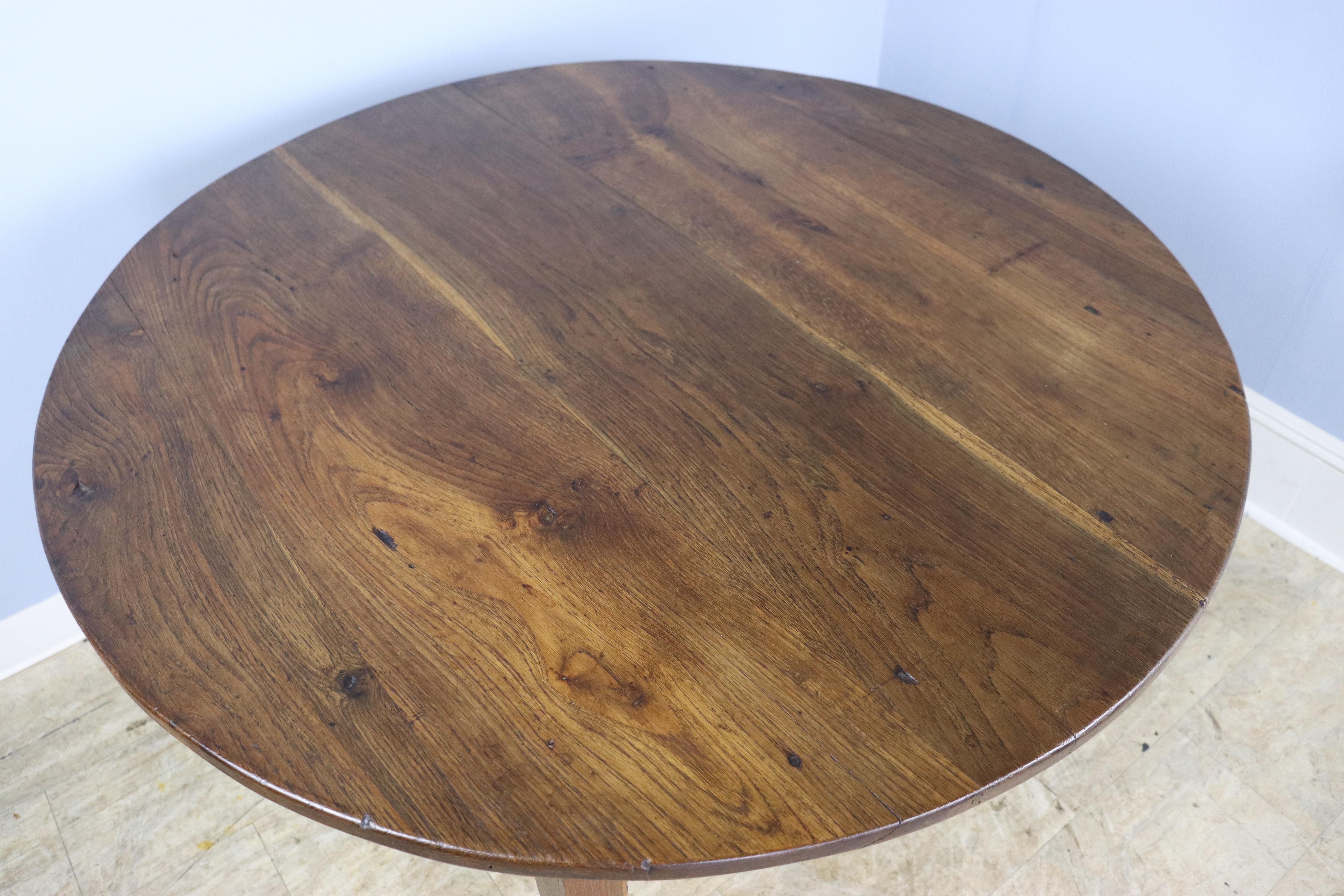 Round Country Oak Occasional Table In Good Condition For Sale In Port Chester, NY
