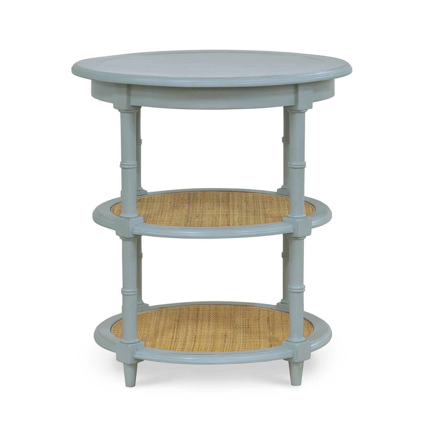 Une combinaison parfaite de charme rustique et d'élégance côtière. Cette table d'appoint ronde est dotée d'un cadre en bois recouvert d'une magnifique peinture bleu océan, qui lui confère à la fois une grande durabilité et un aspect serein et