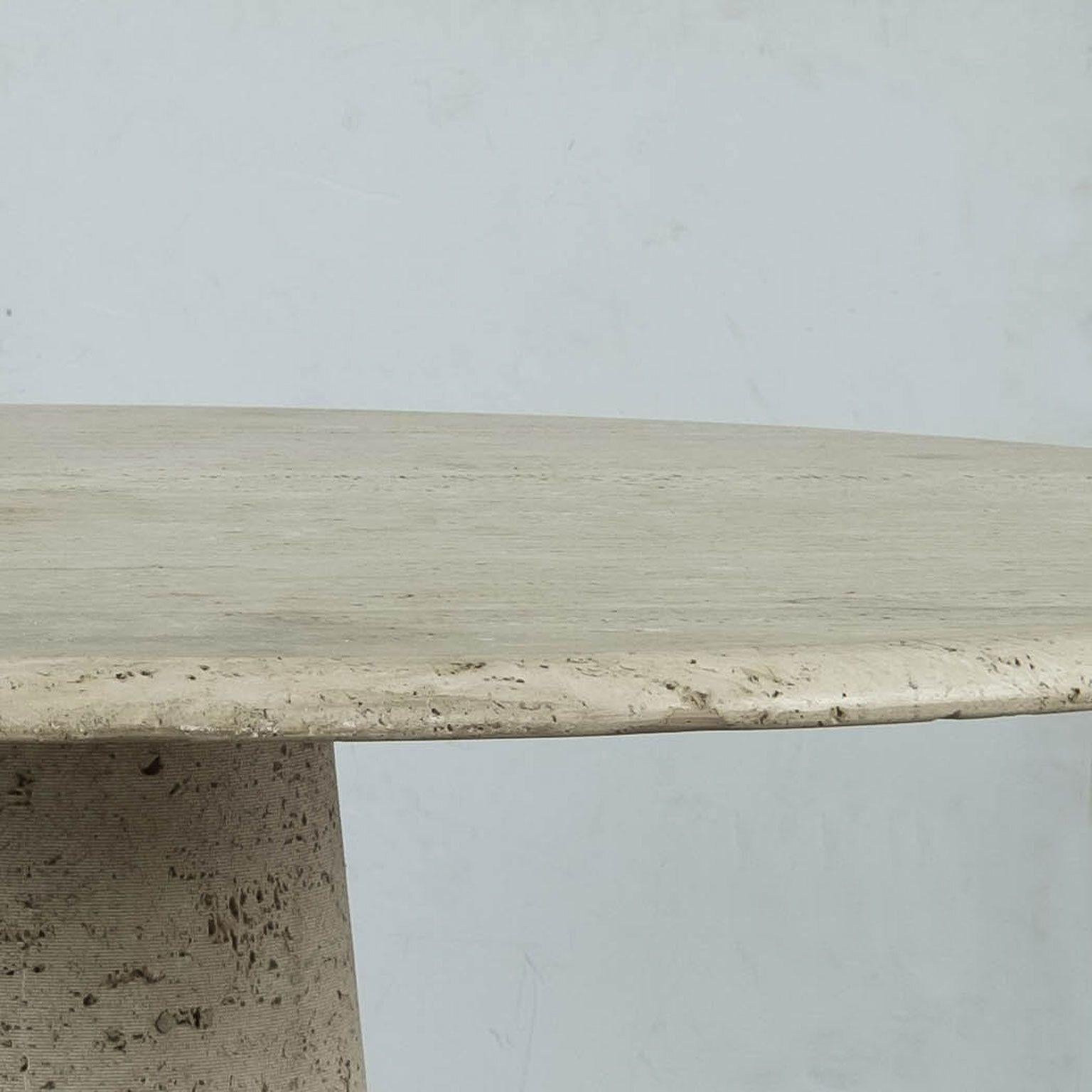 Round cream-color travertine dining table by Egidio Di Rosa & Pier Alessandro Giusti, for Up & Up, circa 1980. Open-pit textured surface.