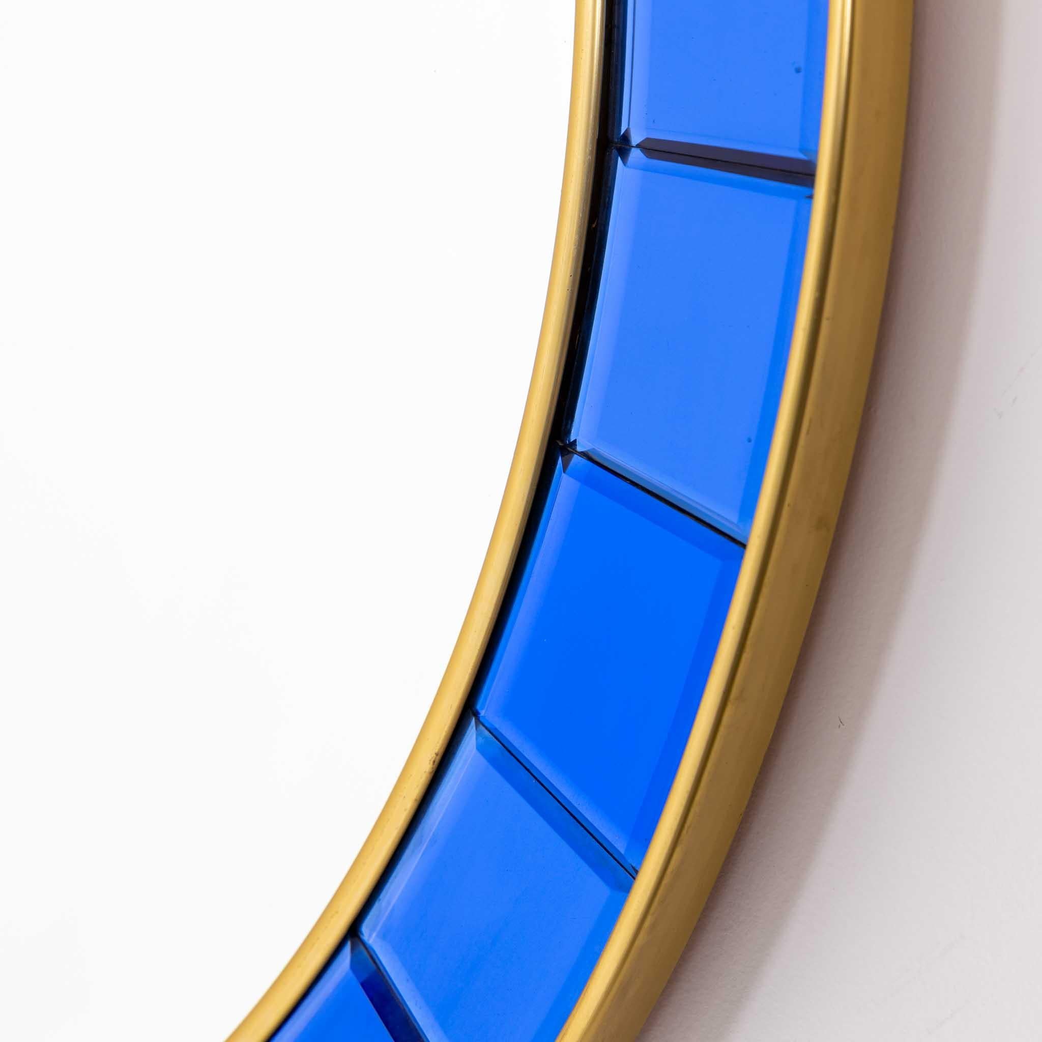 Cristal arte modernist wall mirror
Round cristal arte modernist wall mirror.
Central mirror surrounded by faceted, beveled,
crystal blue glass with brass details.