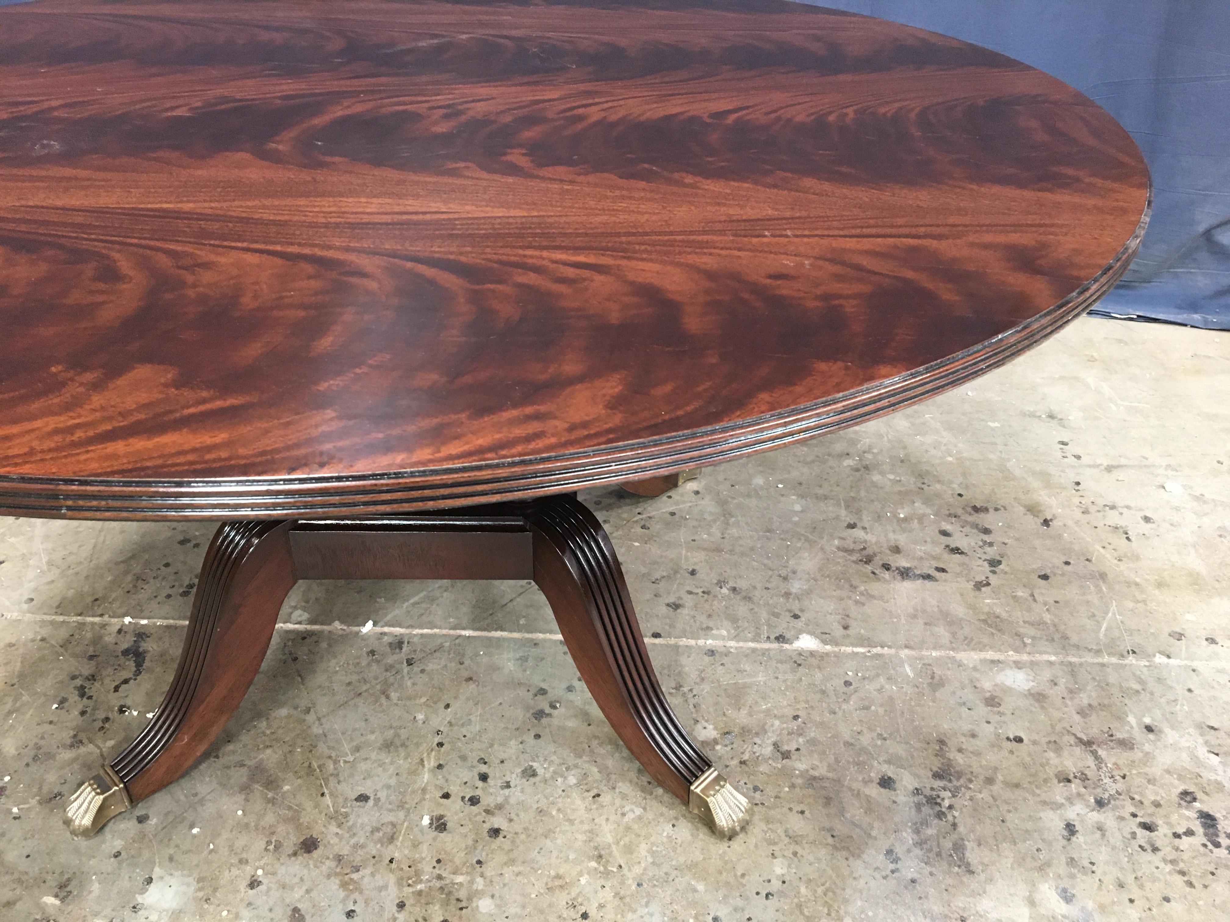 Round Crotch Mahogany Georgian Style Pedestal Dining Table by Leighton Hall In New Condition For Sale In Suwanee, GA
