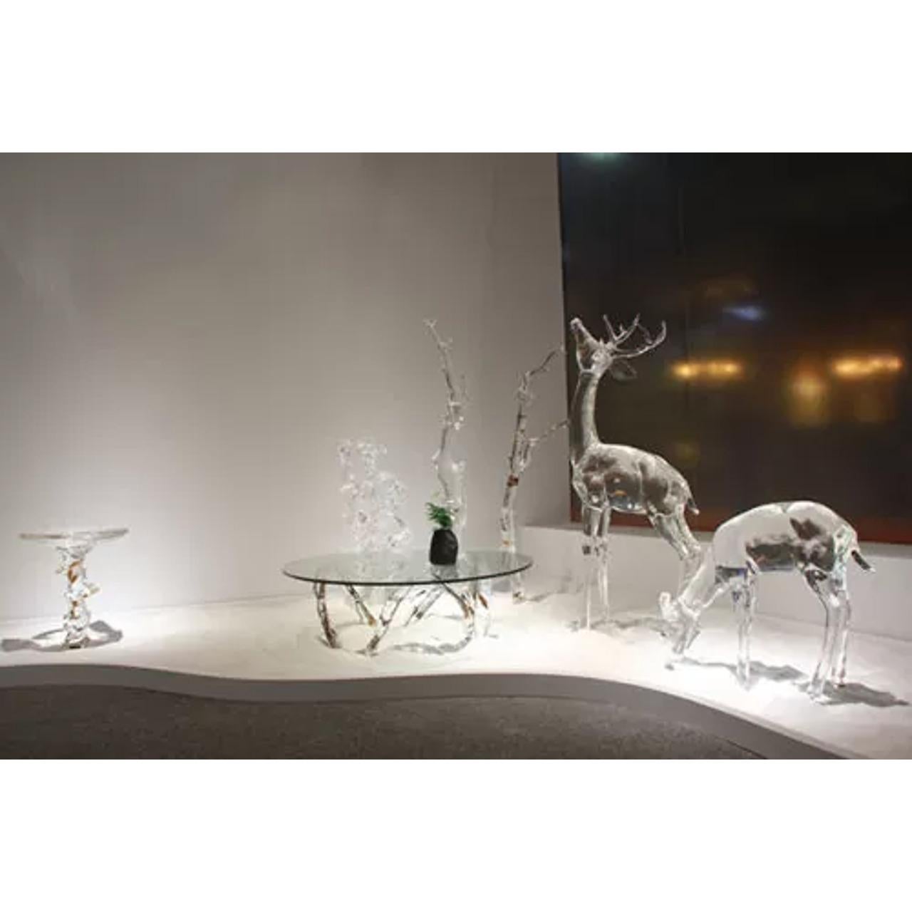 Élevez votre espace de vie ou de bureau avec la table basse ronde en cristal, une fusion extraordinaire de fonctionnalité et de design artistique. Dotée d'un élégant plateau rond en verre, cette magnifique table est soutenue par une base
