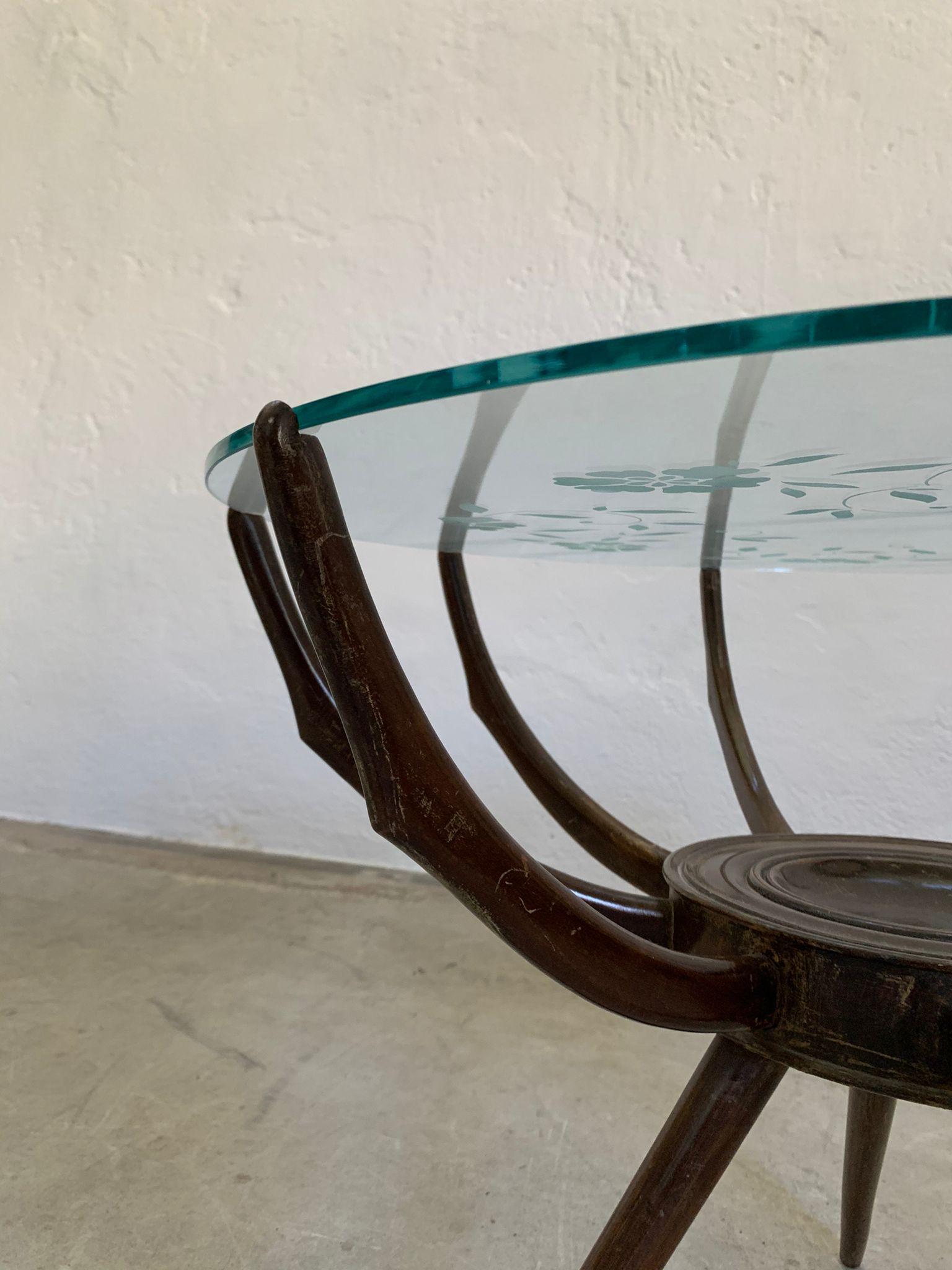 Round crystal and wooden structure coffee table by Carlo de Carli, 1950s For Sale 4