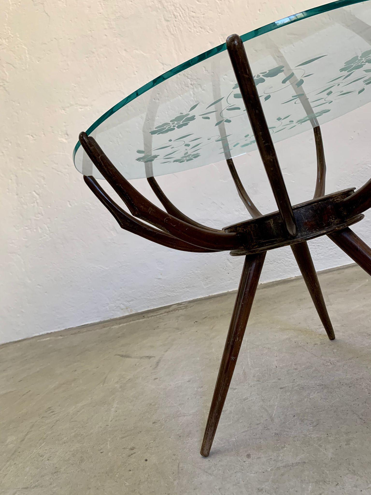 Round crystal and wooden structure coffee table by Carlo de Carli, 1950s For Sale 5