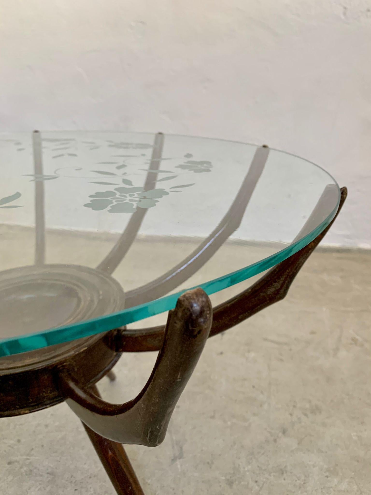 Round crystal and wooden structure coffee table by Carlo de Carli, 1950s For Sale 7