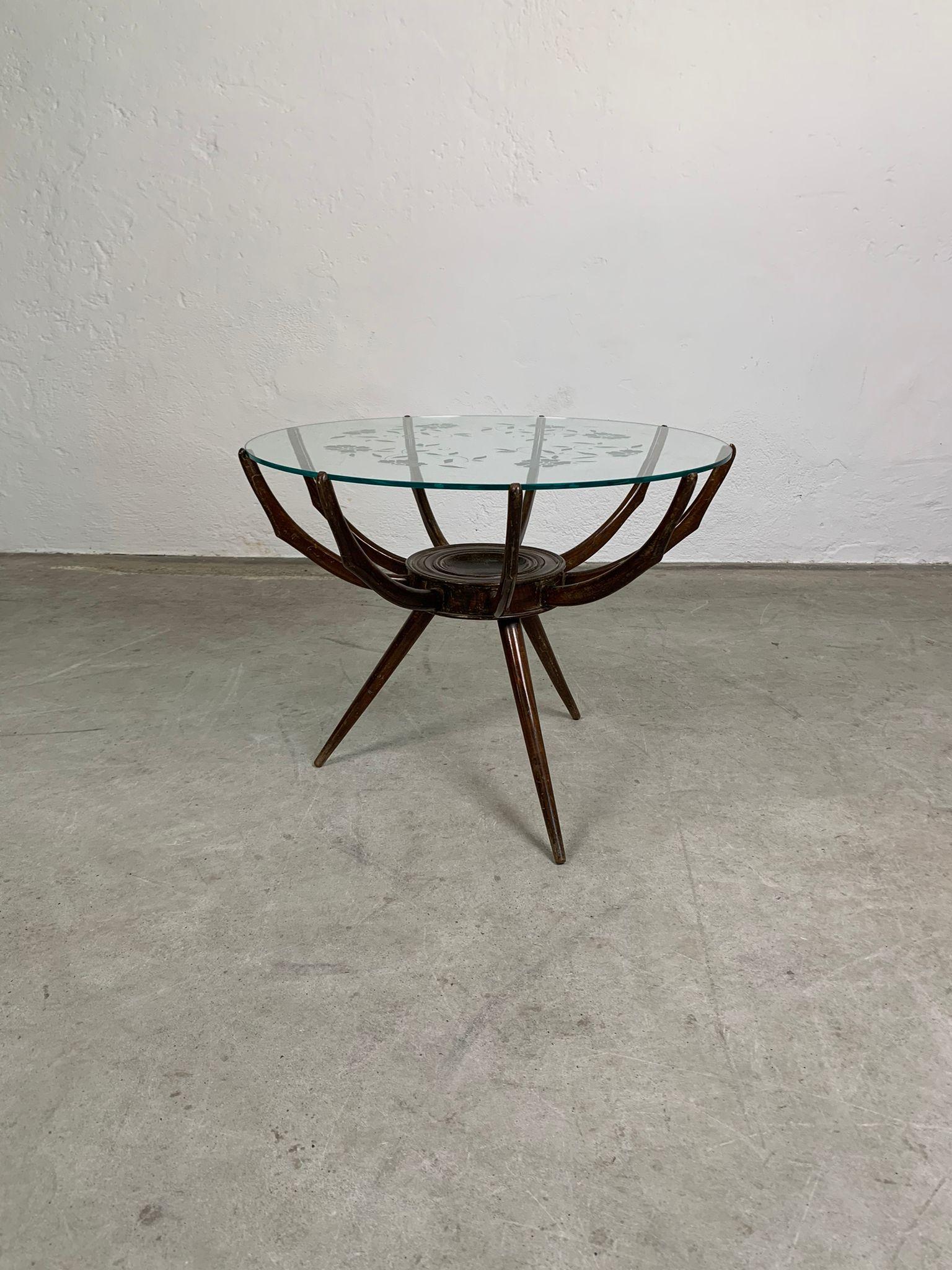 Round crystal and wooden structure coffee table by Carlo de Carli, 1950s Carlo de Carli, 1950s

Circular coffee table with round crystal top with printed floral pattern, wooden frame with nine arms supporting the glass and three legs at the base.
