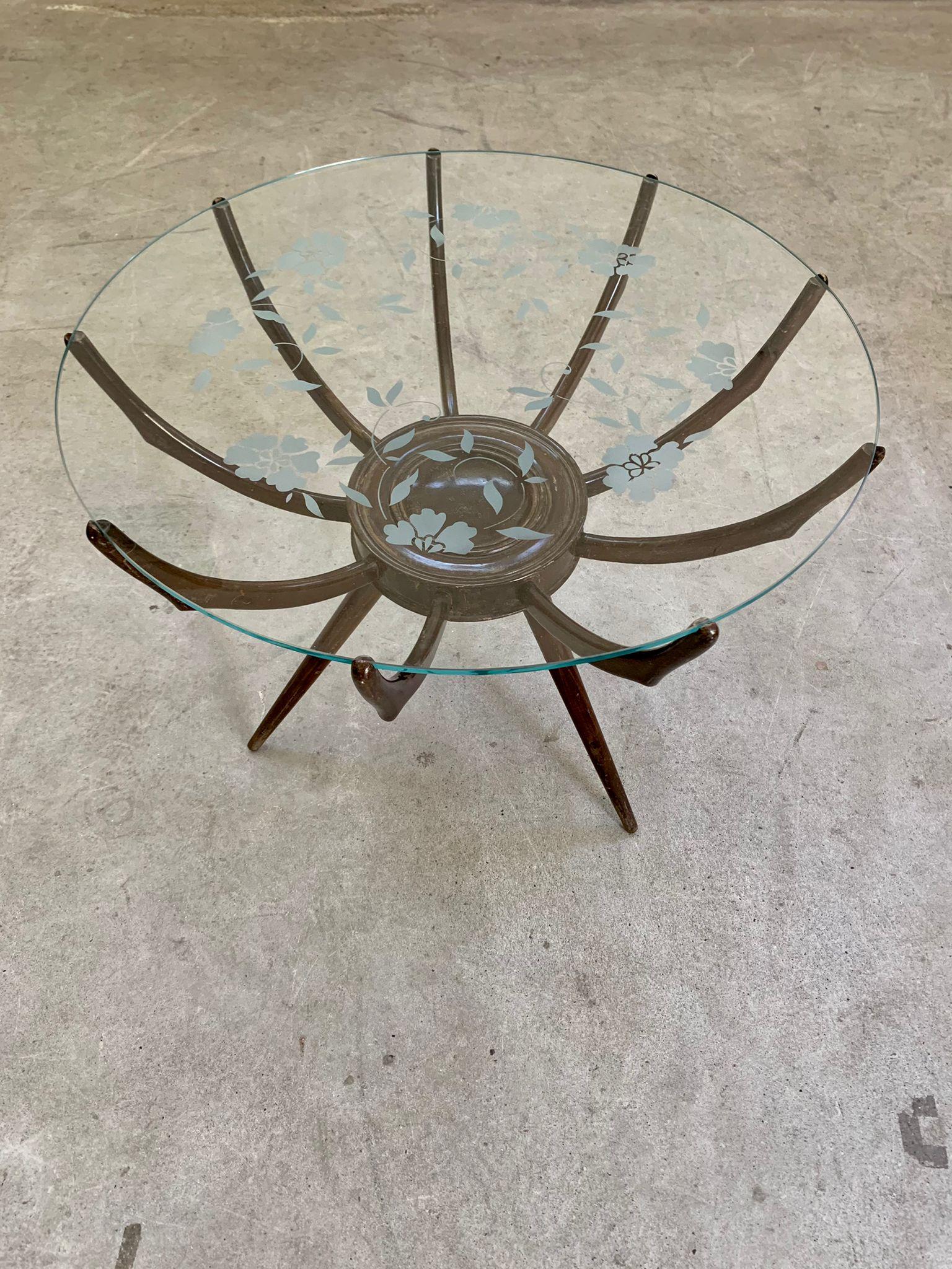 Mid-Century Modern Round crystal and wooden structure coffee table by Carlo de Carli, 1950s For Sale