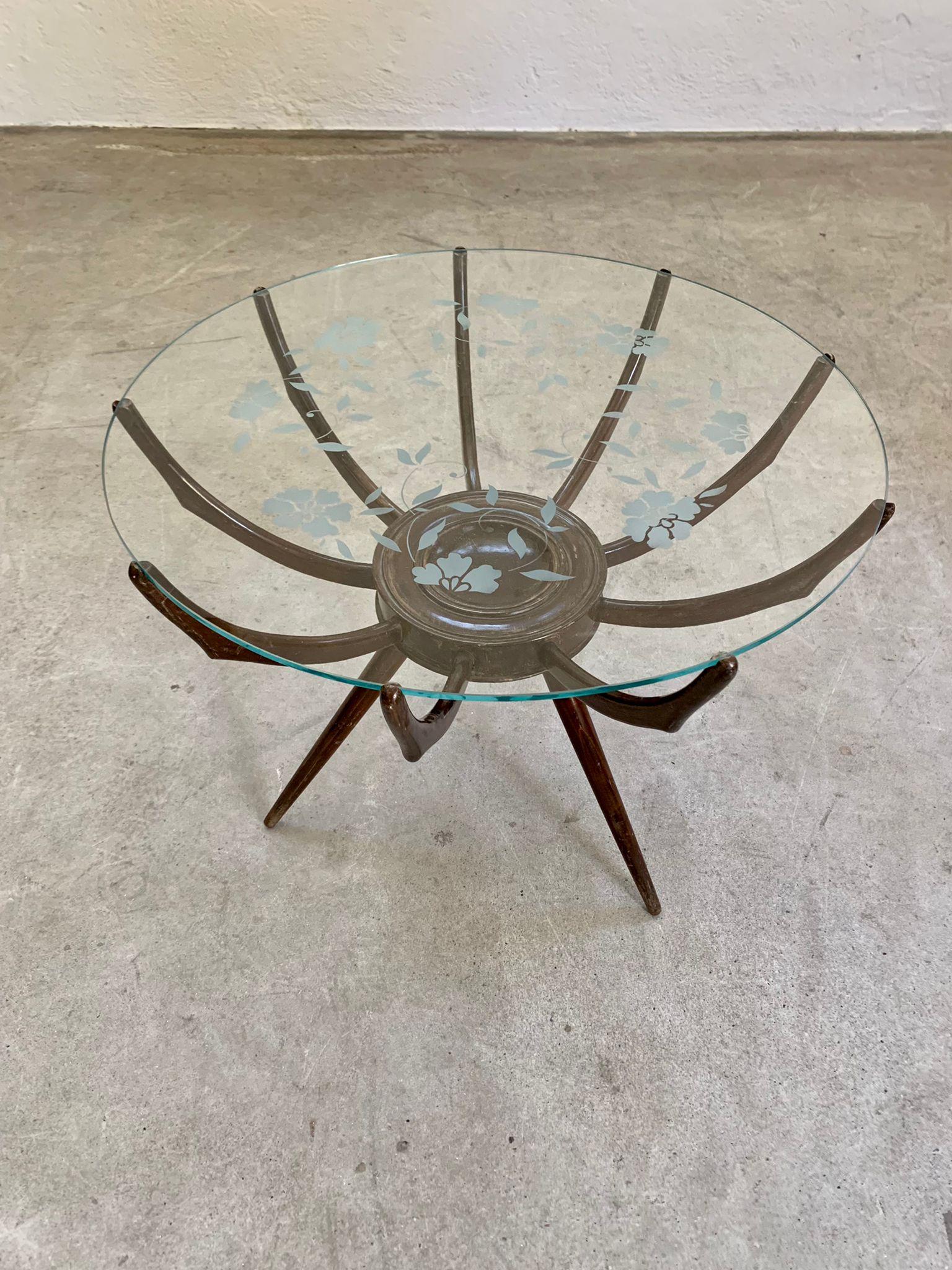 Italian Round crystal and wooden structure coffee table by Carlo de Carli, 1950s For Sale