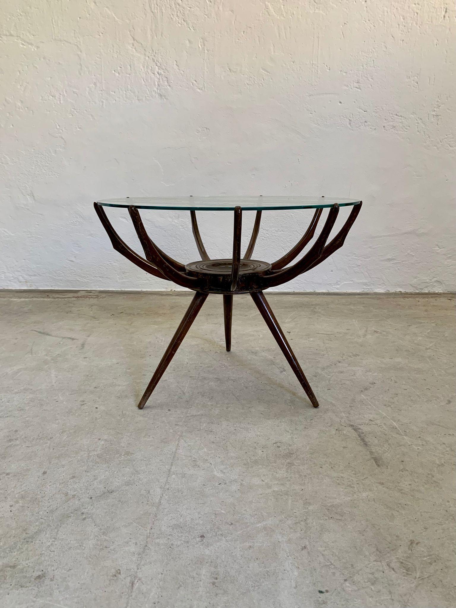 Round crystal and wooden structure coffee table by Carlo de Carli, 1950s In Good Condition For Sale In Milano, IT