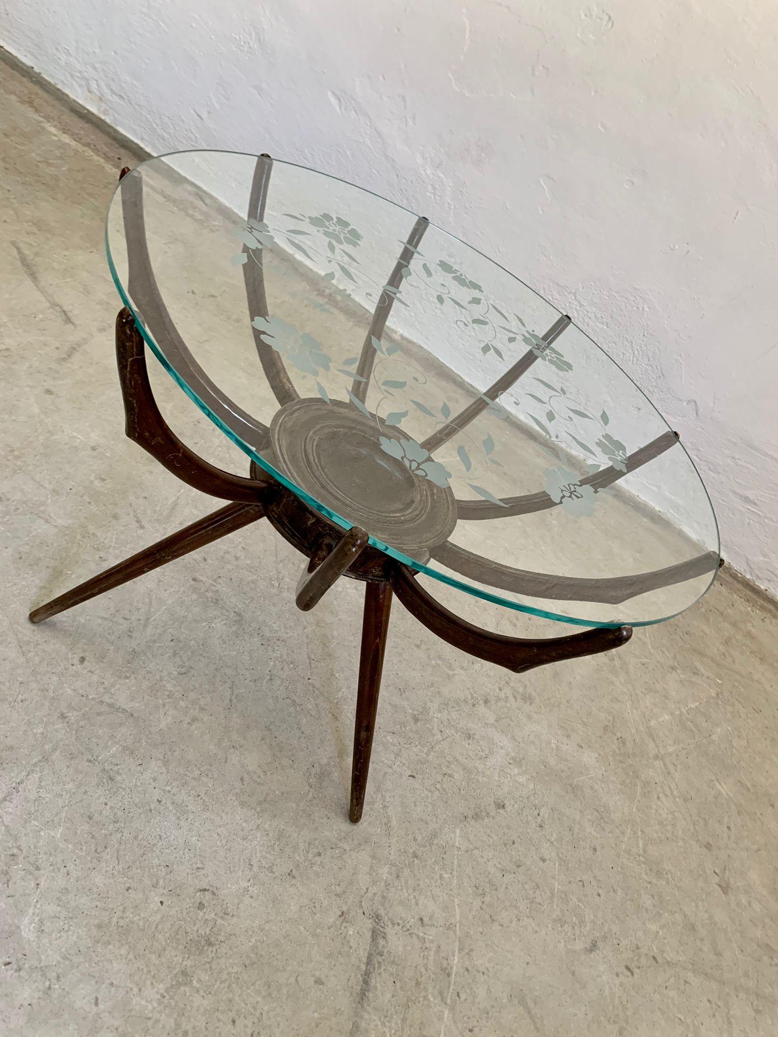 Mid-20th Century Round crystal and wooden structure coffee table by Carlo de Carli, 1950s For Sale