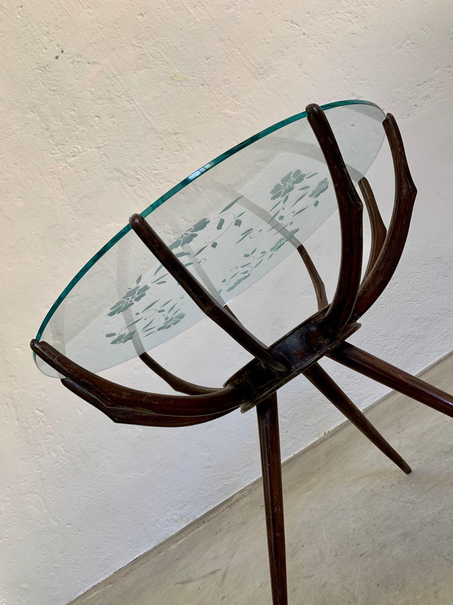 Crystal Round crystal and wooden structure coffee table by Carlo de Carli, 1950s For Sale