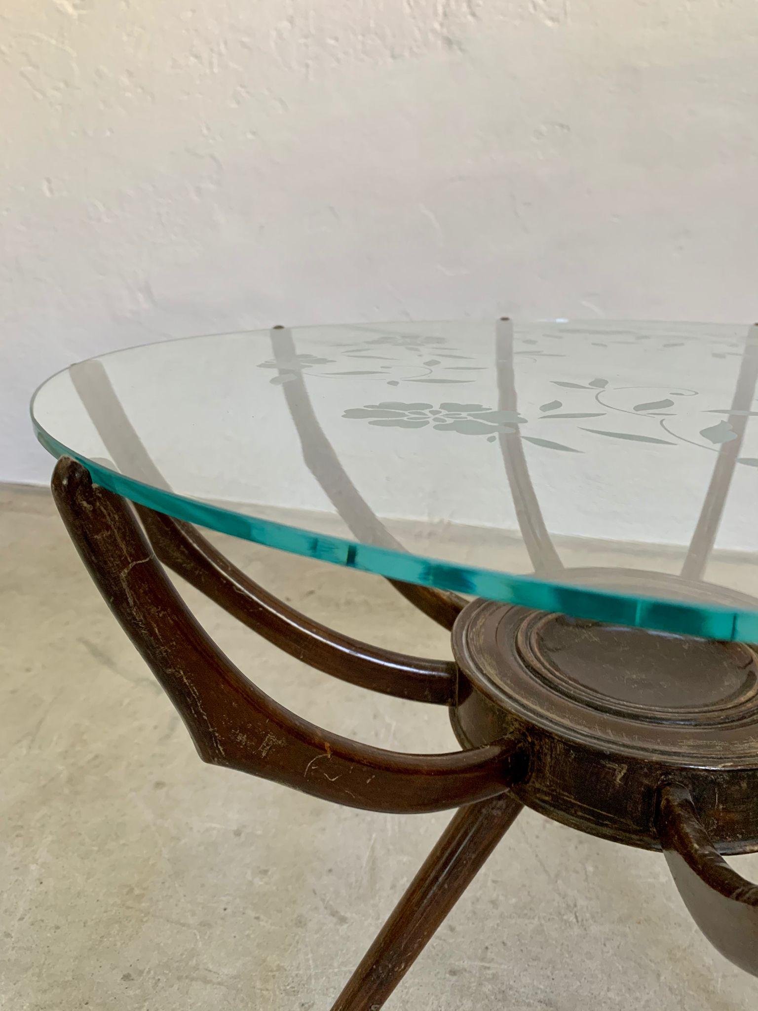 Round crystal and wooden structure coffee table by Carlo de Carli, 1950s For Sale 2