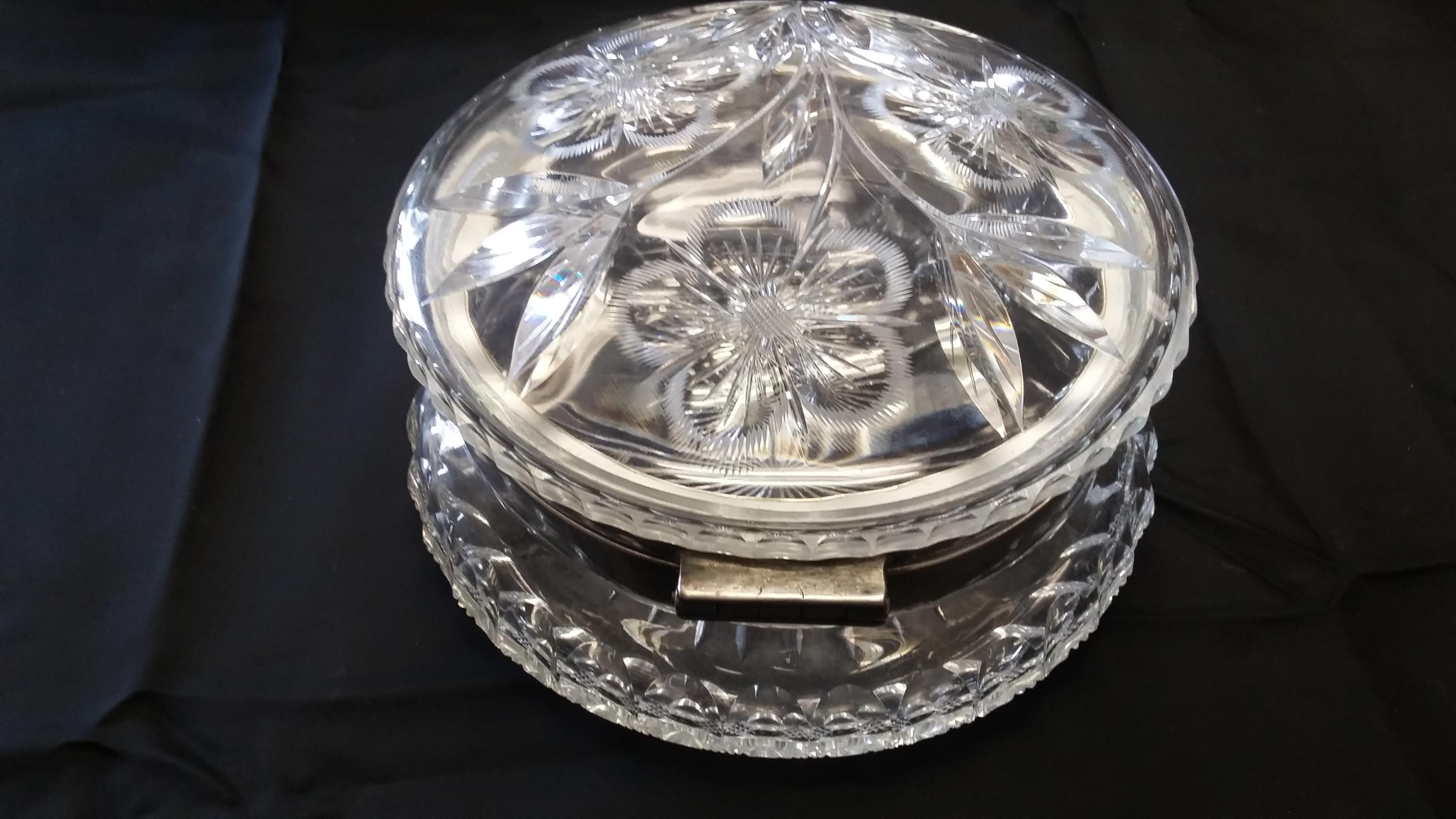 Américain Boîte en cristal rond antique du 19ème siècle attribuée à Pairpoint Mfg Co. en vente