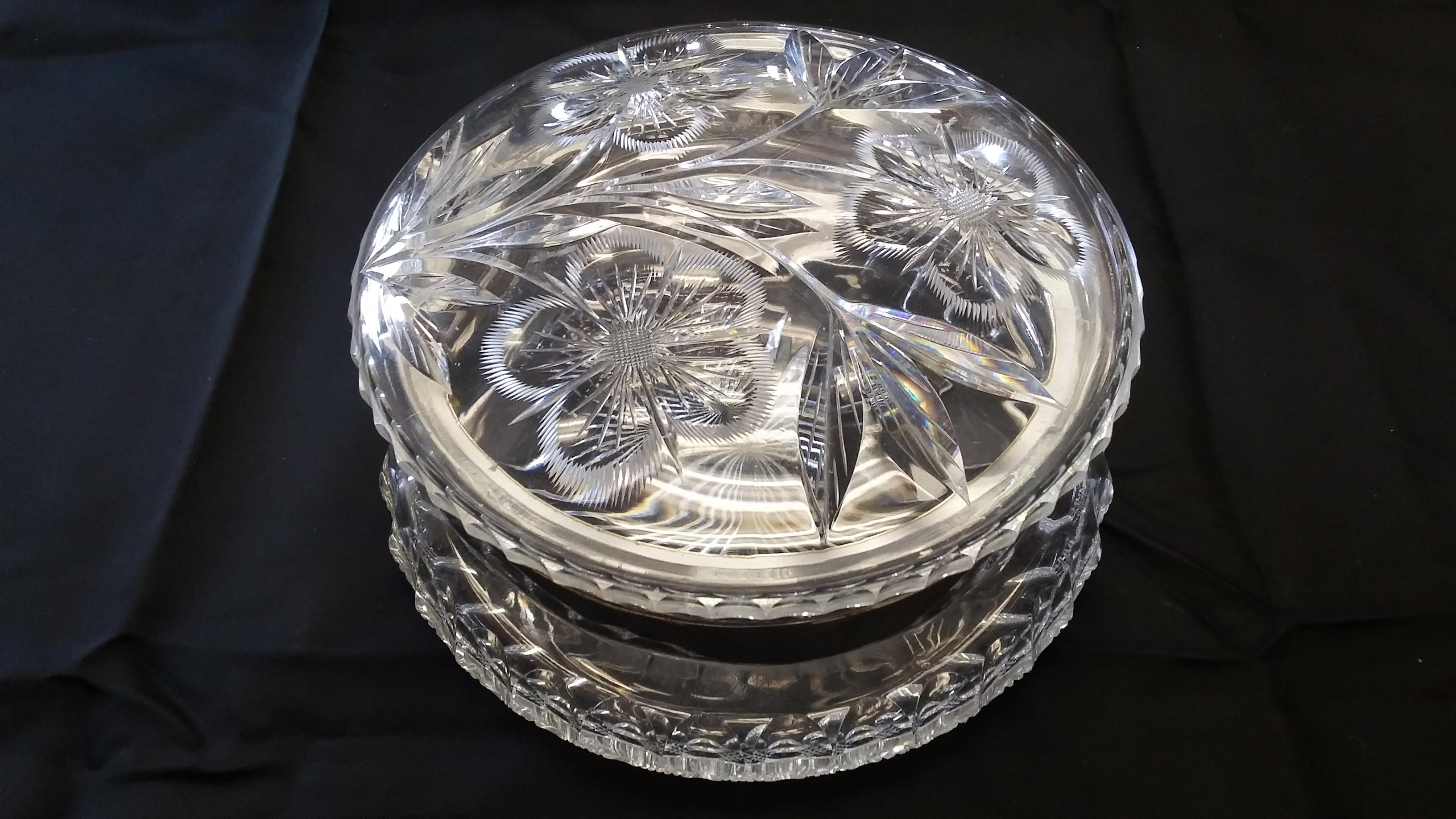 Cristal Boîte en cristal rond antique du 19ème siècle attribuée à Pairpoint Mfg Co. en vente
