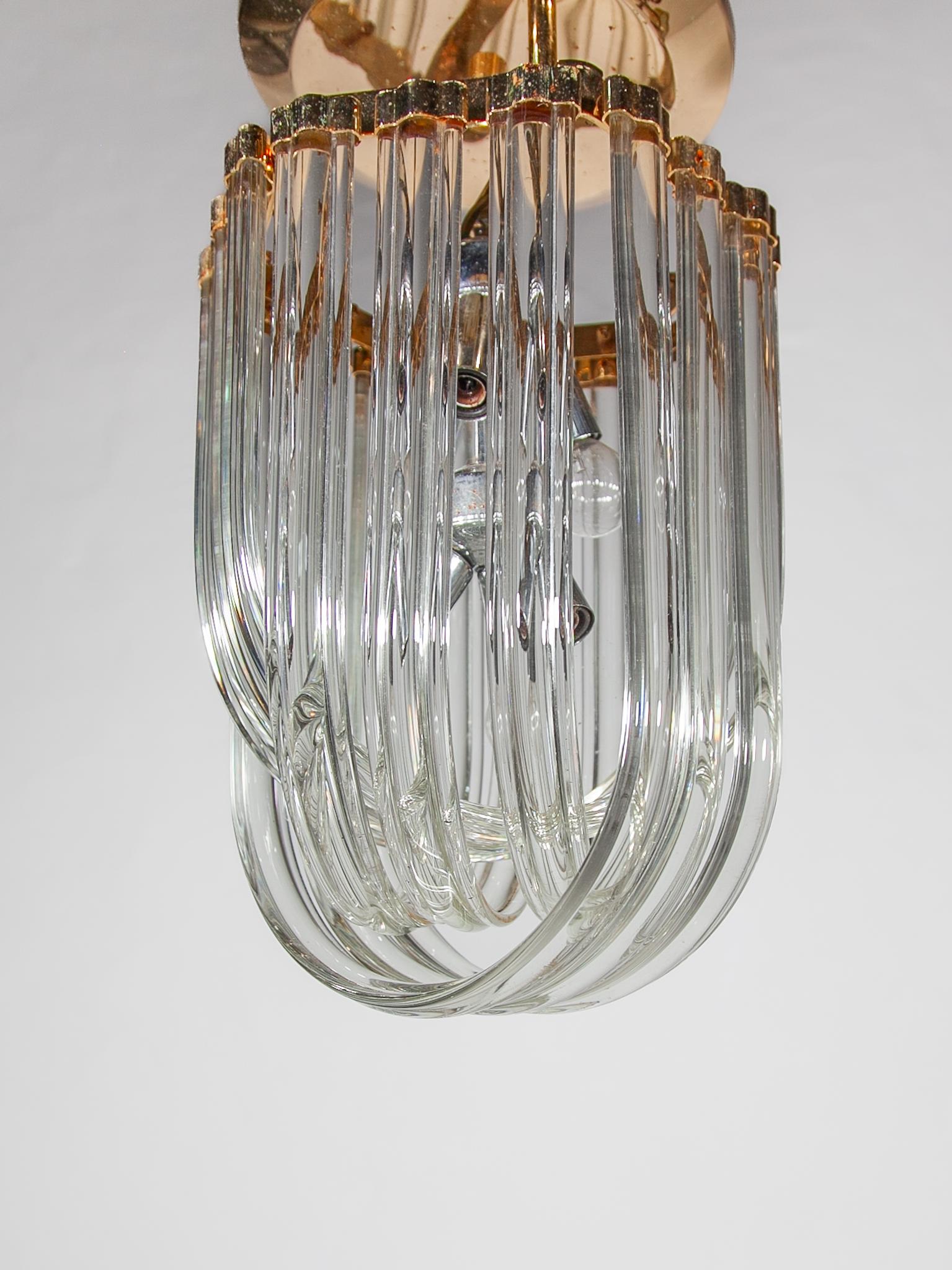 Lampadario rotondo in cristallo curvo, ciondolo In condizioni buone in vendita a Antwerp, BE