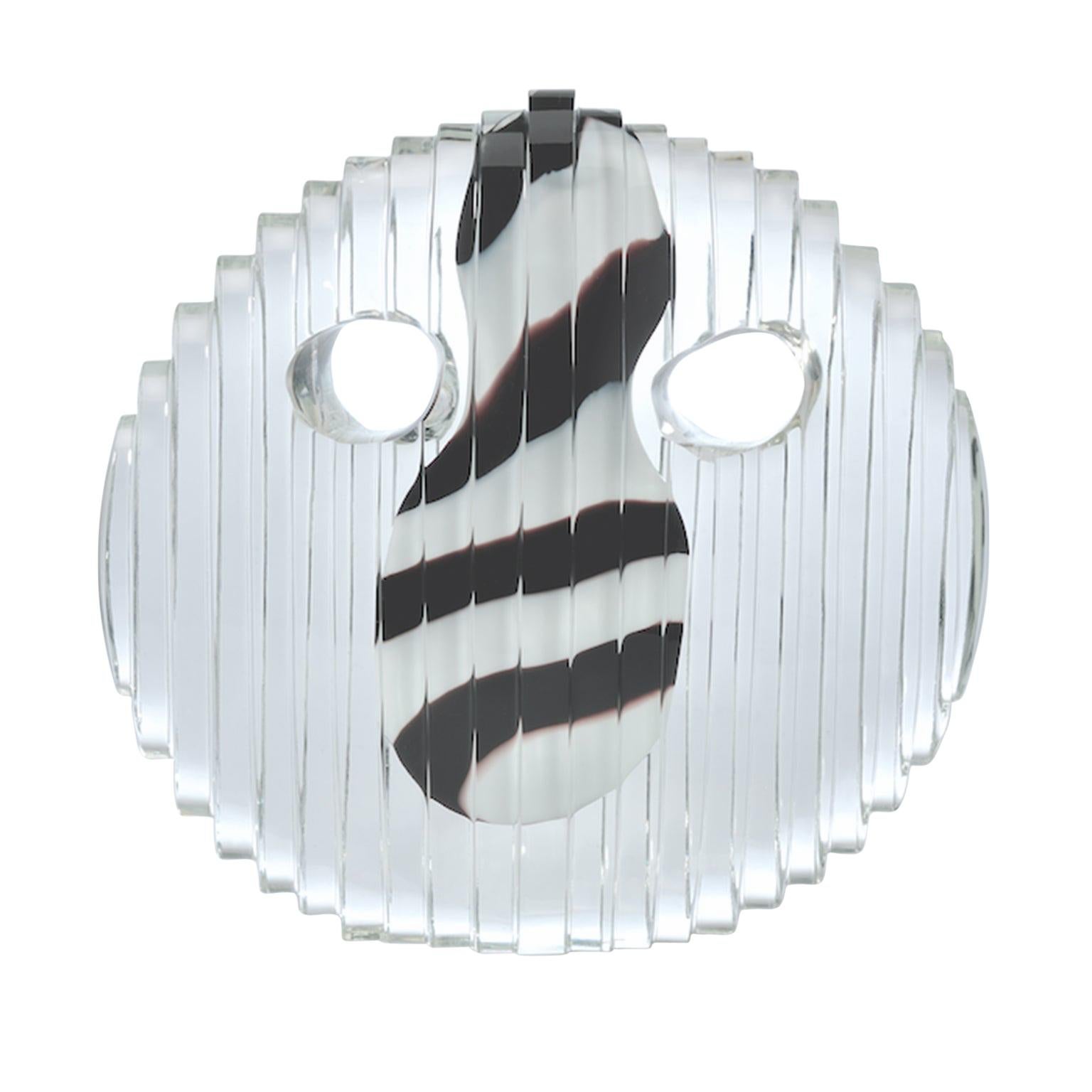 Objet en verre. Masque rond en cristal avec nœud noir et blanc.