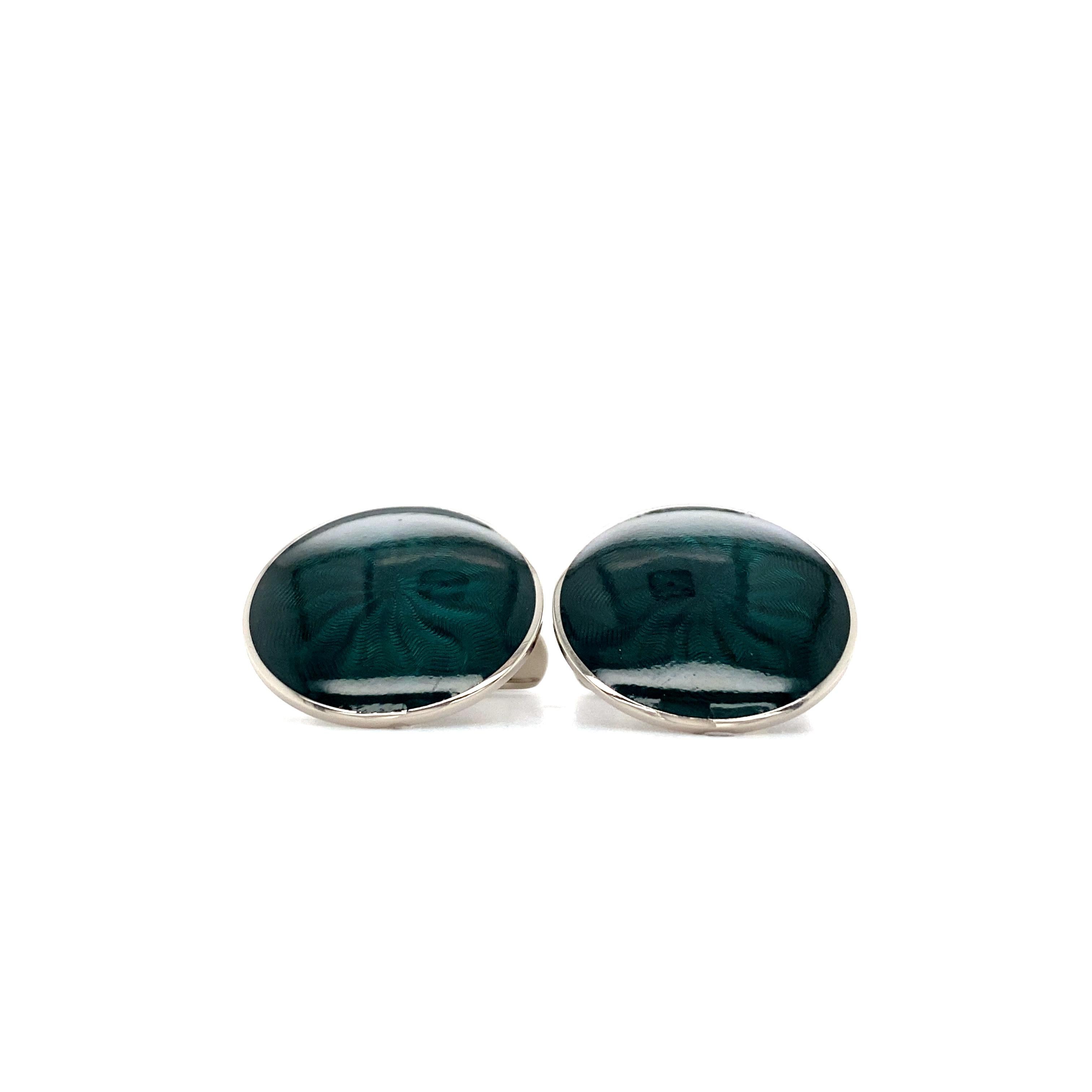 Boutons de manchette ronds Victor Mayer, or blanc 18 carats, émail vitreux vert foncé, motif guilloché en forme de moulin à vent, diamètre app. 20,0 mm

VICTOR MAYER est une maison de haute joaillerie réputée pour son savoir-faire sophistiqué.