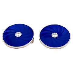 Gemelli rotondi in oro bianco 18k con smalto guilloché blu elettrico e 2 diamanti da 0,26 carati