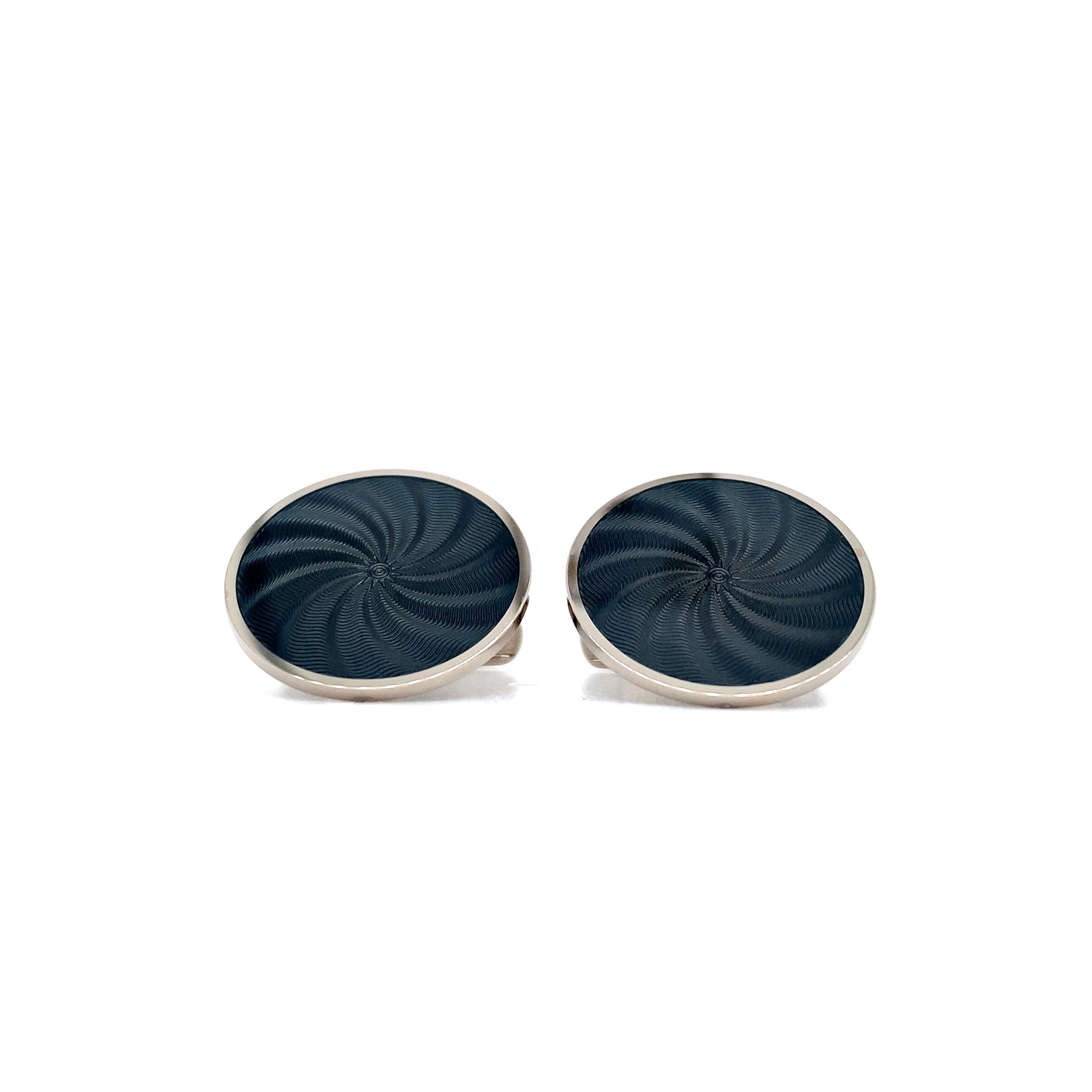 Gemelli rotondi Victor Mayer Globetrotter in oro bianco 18 carati con smalto grigio vitreo, Guilloche, diametro 20,0 mm

Informazioni sul creatore Victor Mayer
Victor Mayer è rinomato a livello internazionale per l'eleganza del design senza tempo e
