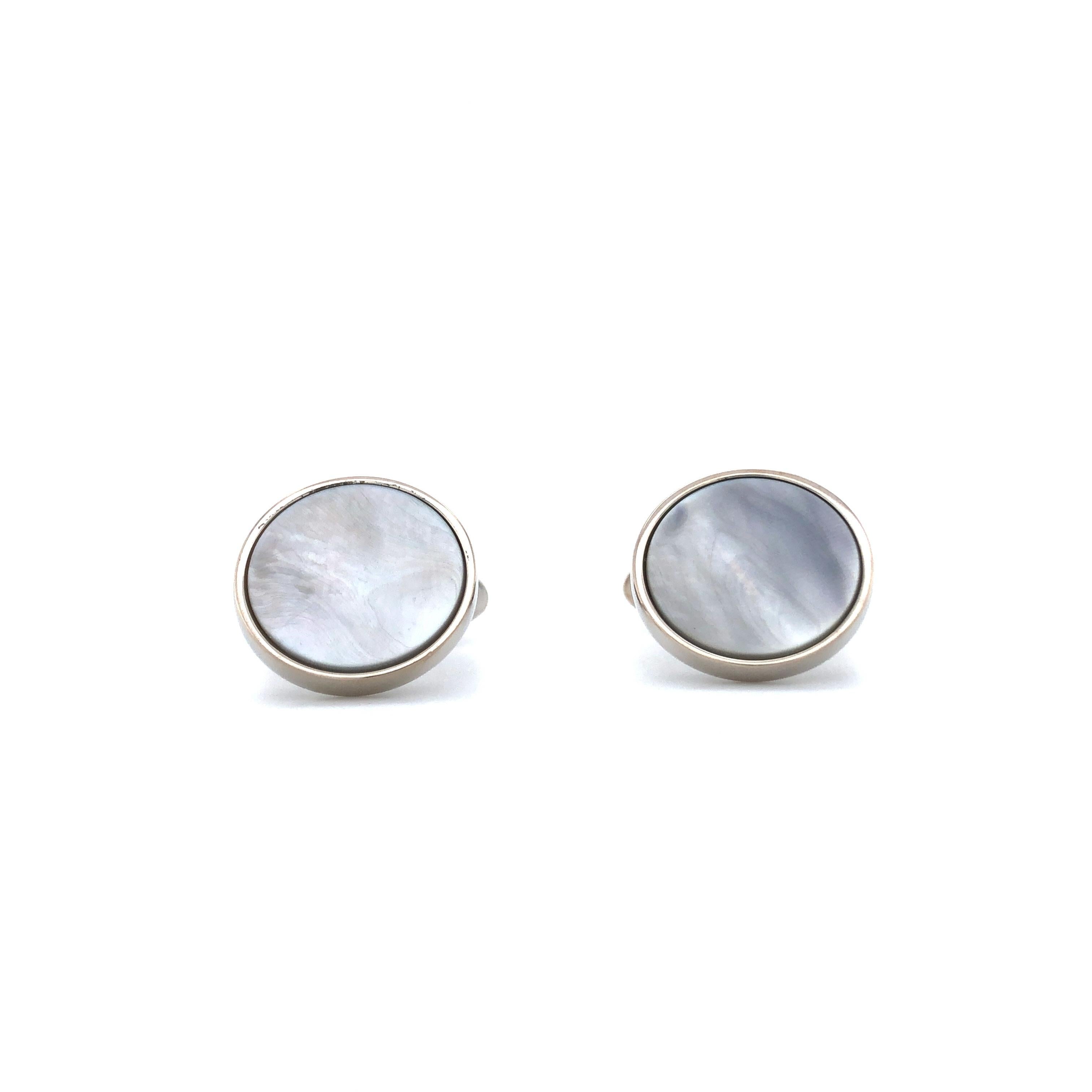 Round Cufflinks - Hallmark Collection by Victor Mayer - 925 Sterling Silver - Mother of Pearl Inlay, Diameter 15 mm 

About the creator Victor Mayer
Victor Mayer is internationally renowned for elegant timeless designs and unrivalled expertise in
