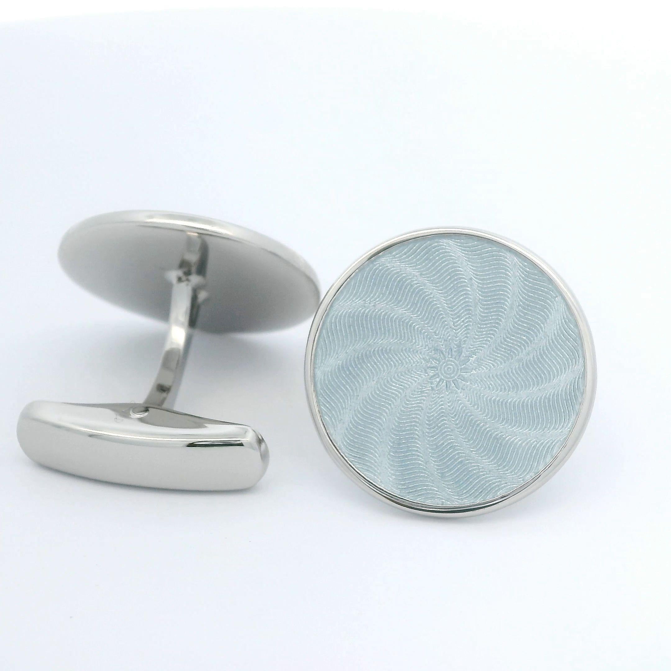 Victor Mayer Round Cufflinks, Globetrotter Collection, Sterling Silver, Silver Fondant Vitreous Guilloche Enamel, Diameter 20.0 mm

Brand: VICTOR MAYER
Collection: Globetrotter
Reference: V1056/SF/00/01/500
Material: sterling silver / 925
Vitreous