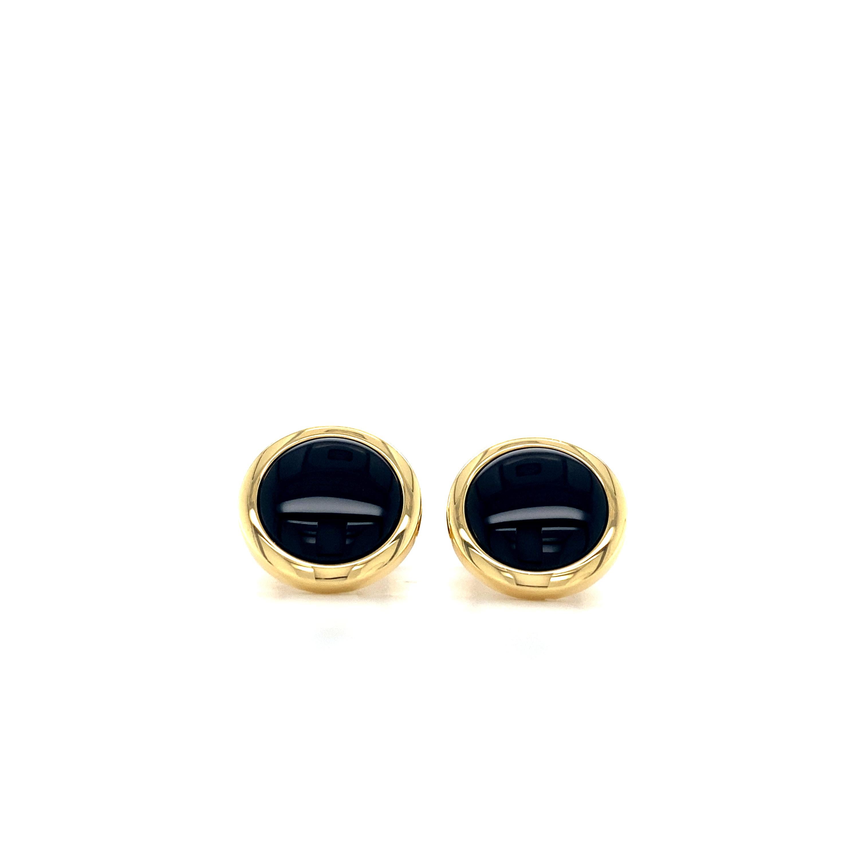 Boutons de manchette ronds Victor Mayer avec lunette bombée, Collection Hallmark, or jaune 18 carats, 2 incrustations de disques d'onyx noir, diamètre d'environ 15,5 mm.

A propos du créateur Victor Mayer
Victor Mayer est internationalement reconnu