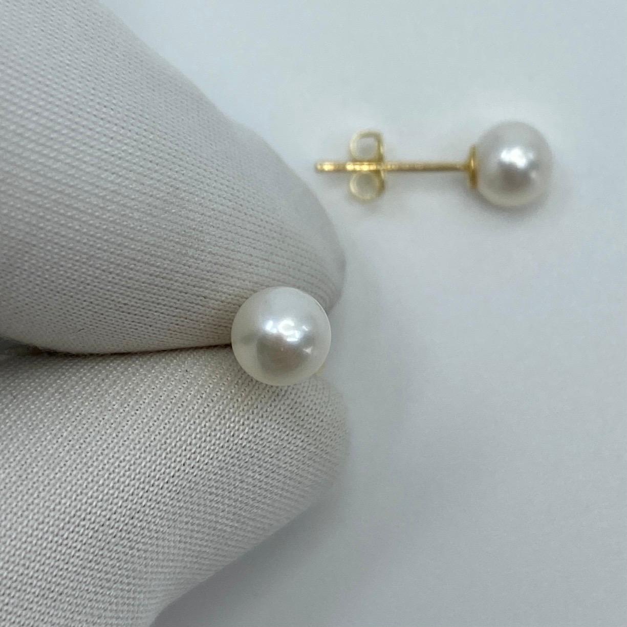Round Cultured Freshwater White Pearl 9k Yellow Gold Earring Studs In New Condition In Birmingham, GB
