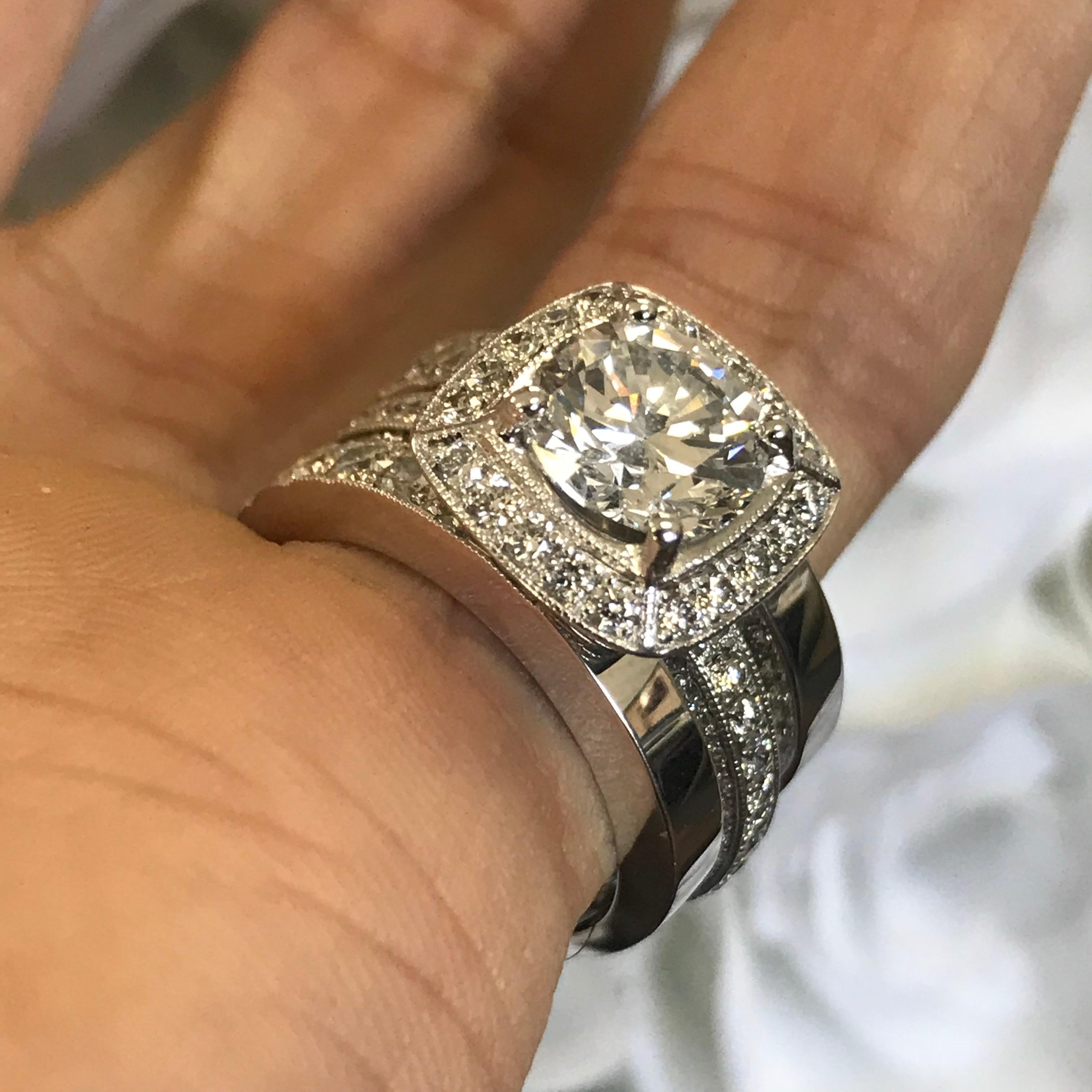 JW008-0200006

Der Ring wird auf Bestellung angefertigt und kann auch ohne den Mittelstein gekauft werden. Ich kann einen anderen Mittelstein liefern, der Ihrem Budget entspricht, wenn es höher oder niedriger ist. Sie können auch nur ein passendes