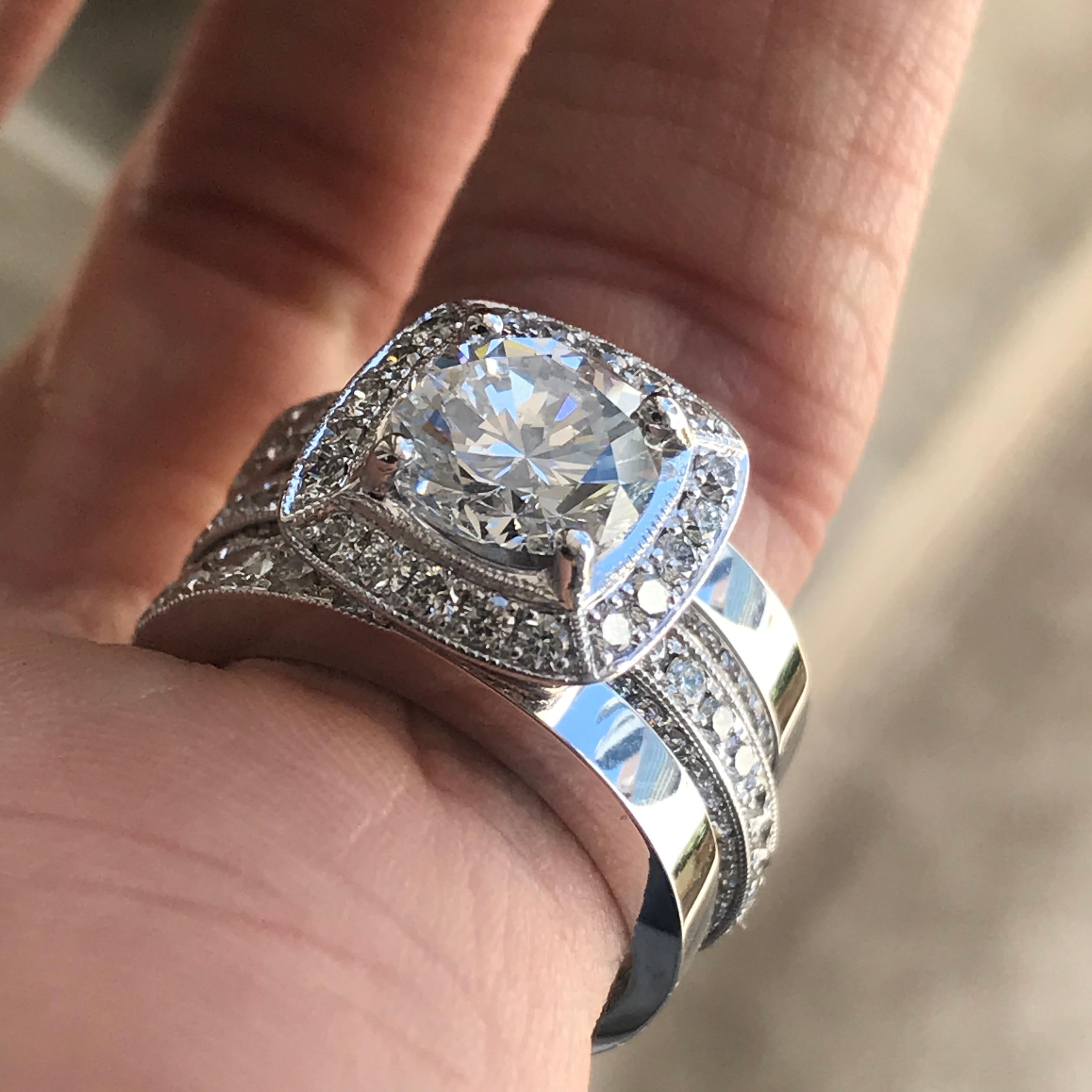 Runder Cushion Halo Diamantring und passende Bänder 14k W, Ben Dannie (Rundschliff) im Angebot