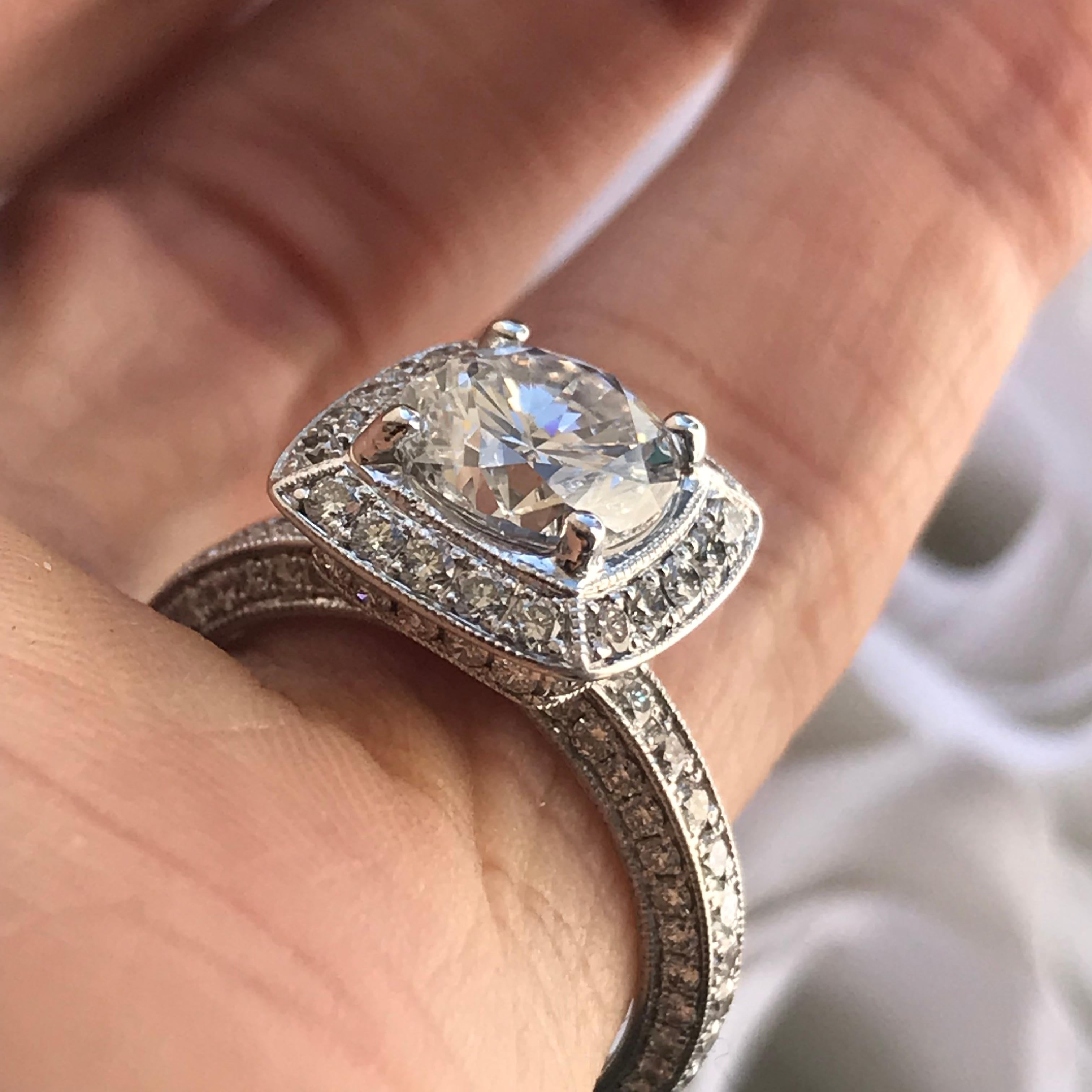 Runder Cushion Halo Diamantring und passende Bänder 14k W, Ben Dannie im Zustand „Neu“ im Angebot in West Hollywood, CA