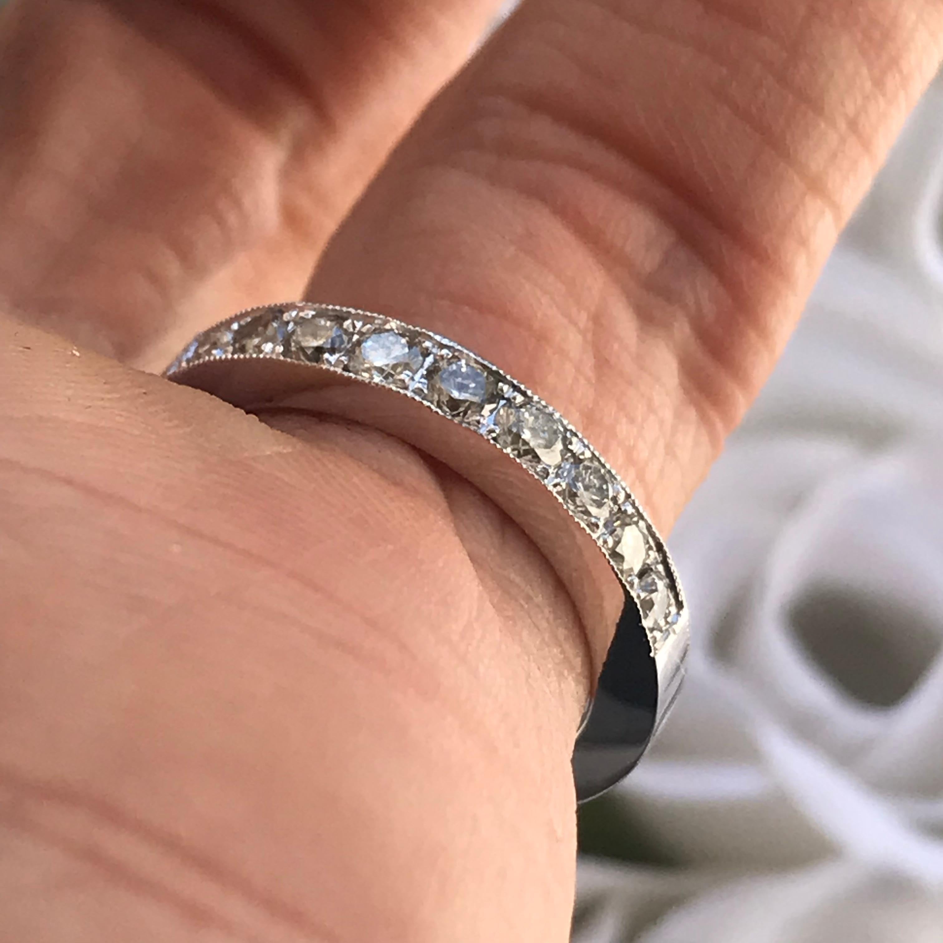 Runder Cushion Halo Diamantring und passende Bänder 14k W, Ben Dannie Damen im Angebot