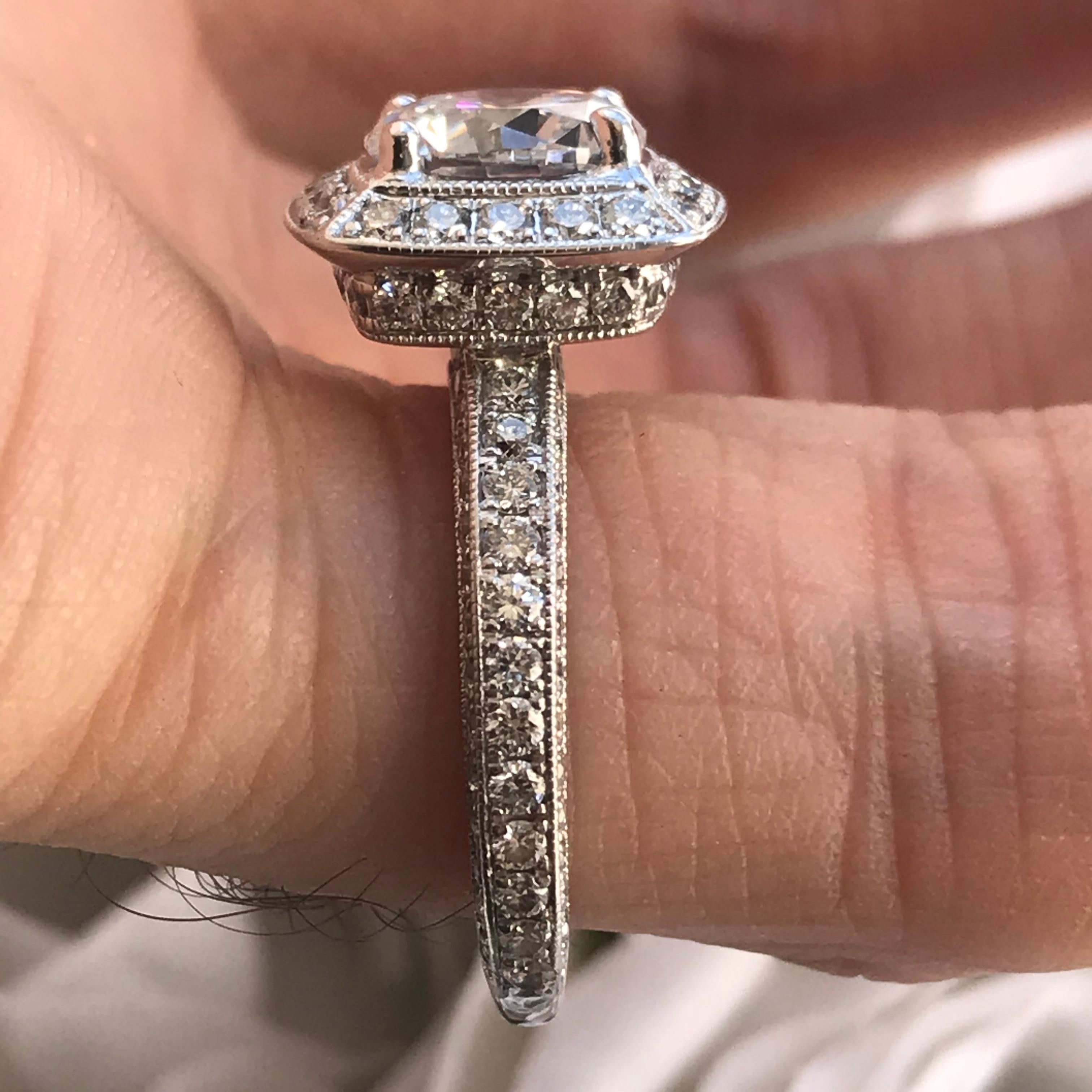 Runder Cushion Halo Diamantring und passende Bänder 14k W, Ben Dannie im Angebot 1