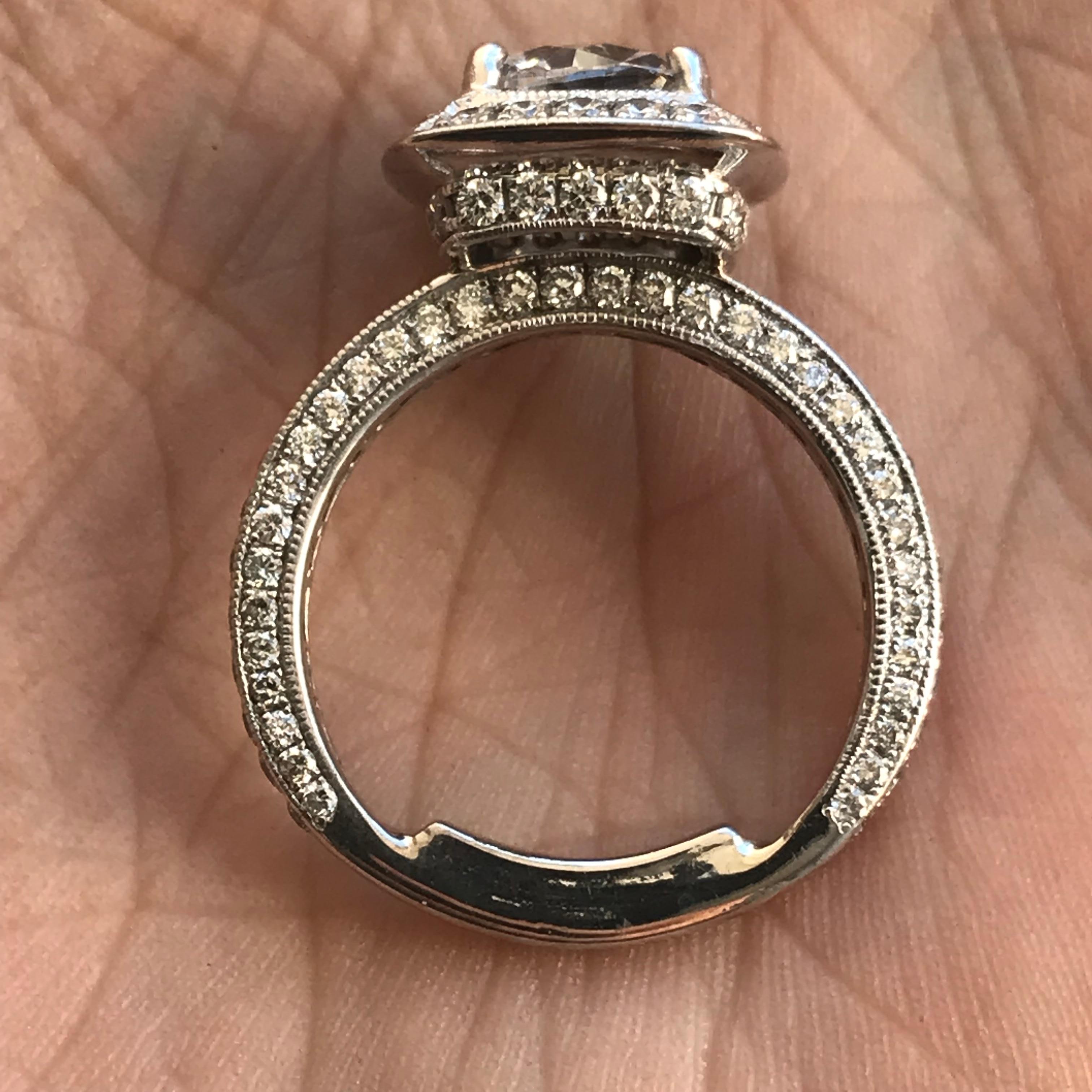 Runder Cushion Halo Diamantring und passende Bänder 14k W, Ben Dannie im Angebot 2